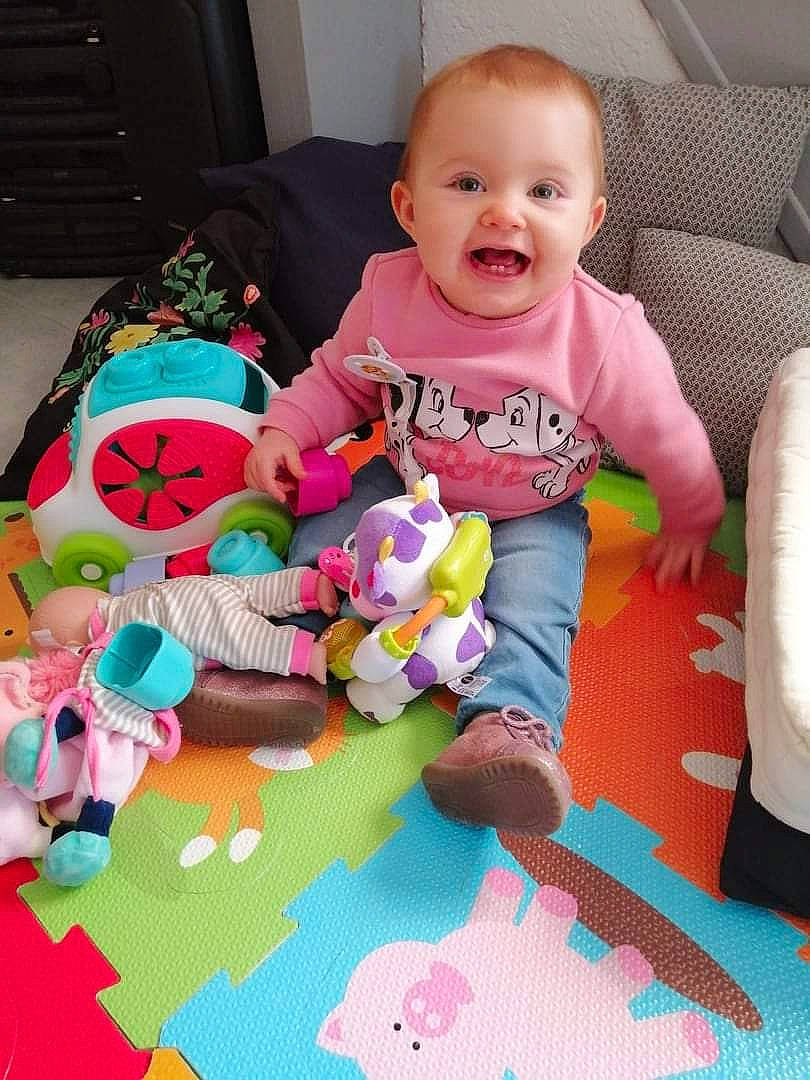 Lïya participe au concours pour gagner de l'argent avec cette photo : art, baby, baby_playing_with_toys, baby_toddler_clothing, cheek, child, face, fun, happy, head, linens, people, person, pink, play, product, smile, snapshot, textile, toddler