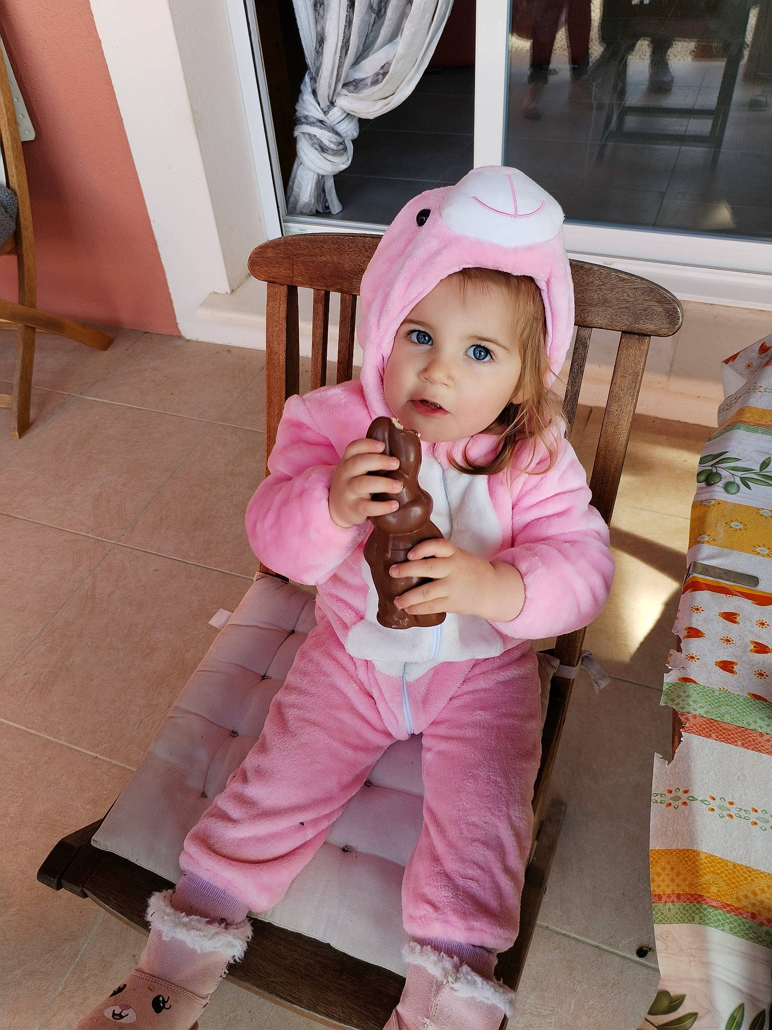 Lina a rejoint le concours — aidez-le/la à gagner de superbes lots ! baby_toddler_clothing, chair, child, fashion_accessory, flooring, fun, fur, hat, headwear, human_leg, magenta, peach, person, pink, play, purple, room, sitting, sleeve, toddler