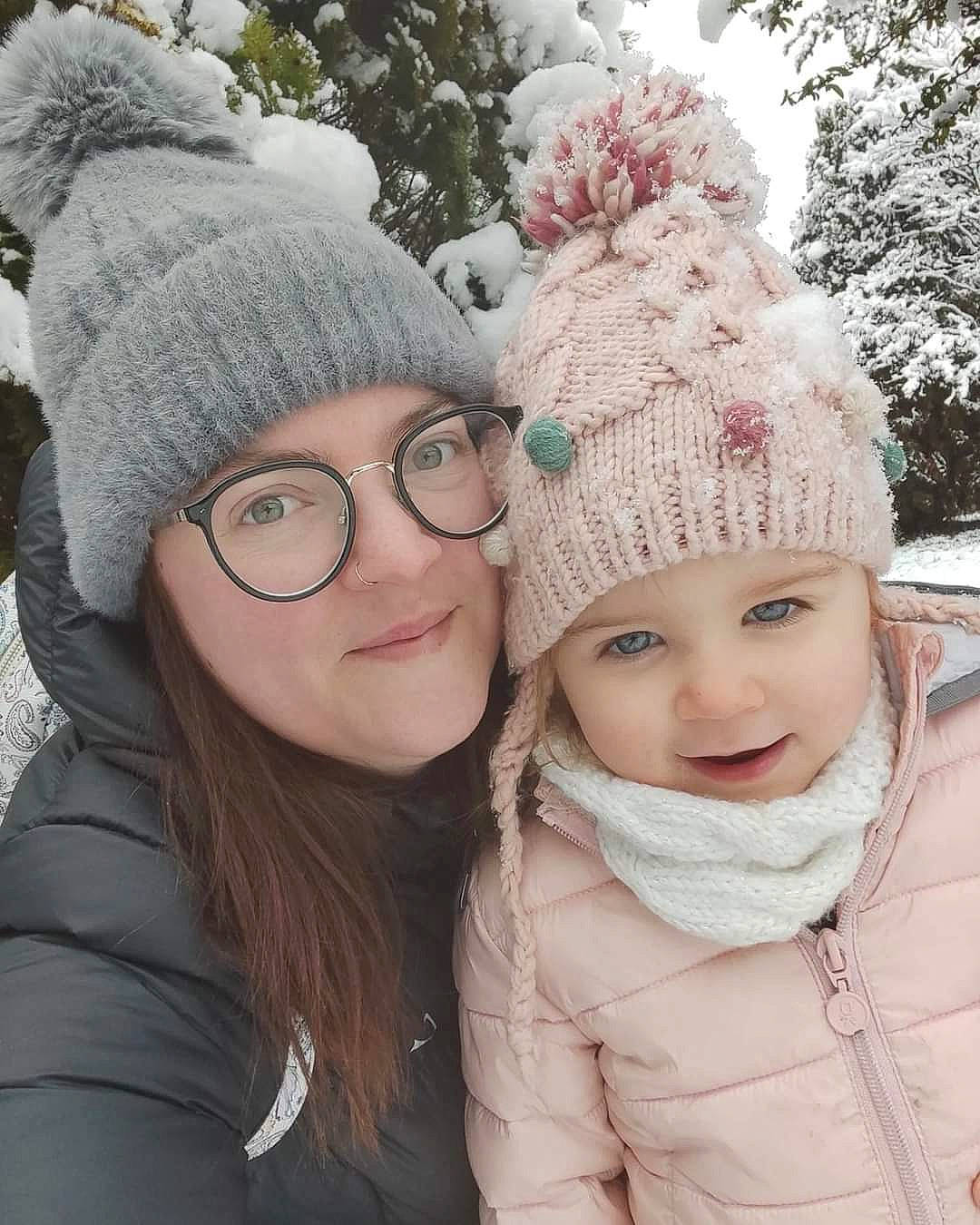 Lina a rejoint le concours — aidez-le/la à gagner de superbes lots ! cap, clothing, facial_expression, freezing, fun, happy, headgear, headwear, joy, knit_cap, leaf, organ, outerwear, person, photograph, plant, selfie, smile, snow, textile