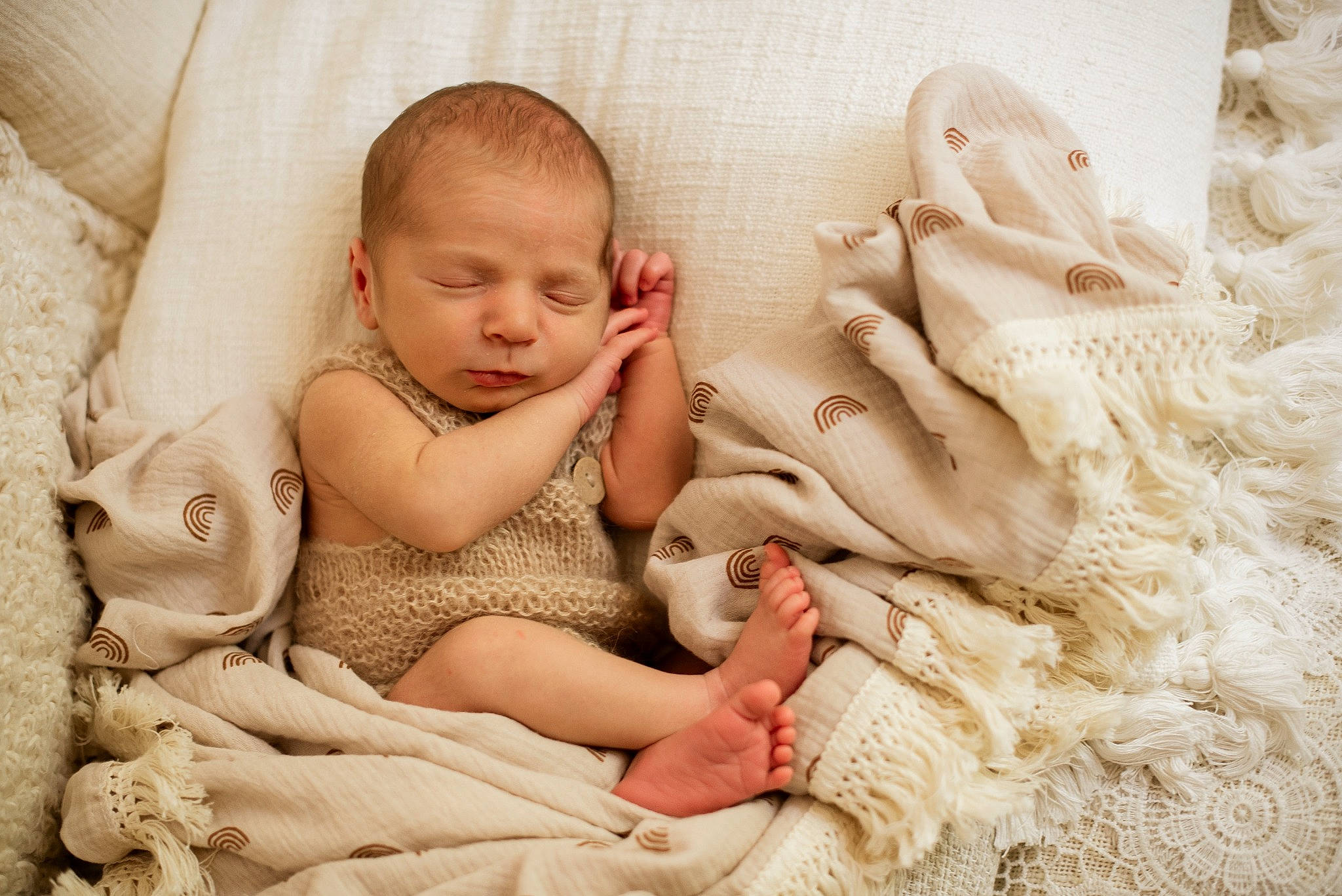 Léo a rejoint le concours — aidez-le/la à gagner de superbes lots ! art, baby, baby_sleeping, baby_toddler_clothing, child, comfort, embellishment, fashion_accessory, finger, fur, happy, headgear, jewellery, linens, mammal, pattern, person, sitting, skin, textile