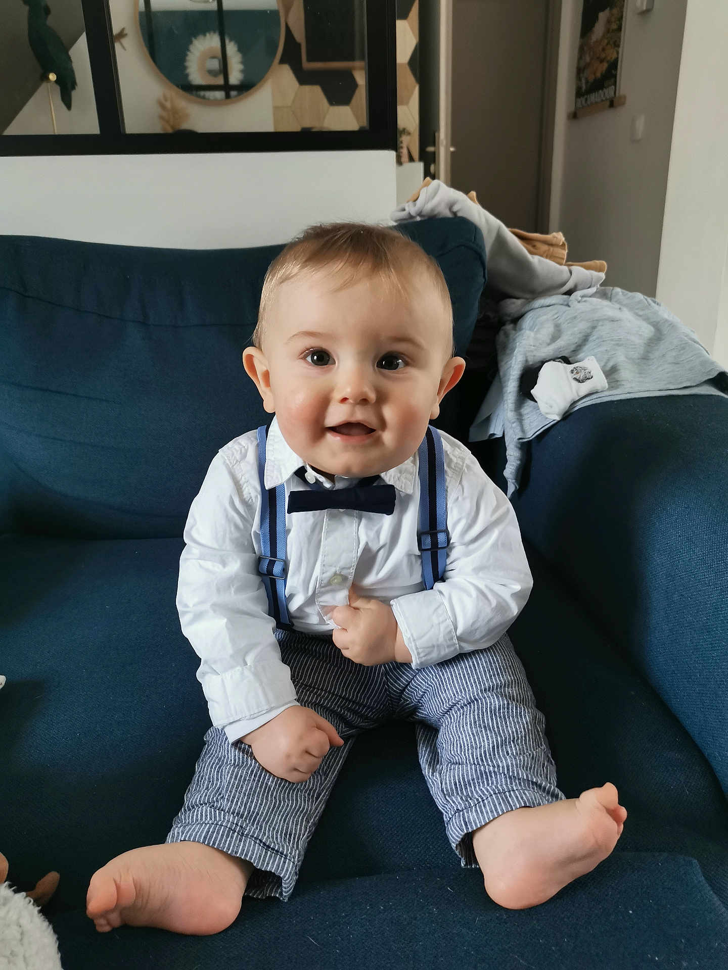Maël a rejoint le concours — aidez-le/la à gagner de superbes lots ! accessories, animal, baby, bird, bodypart, clothing, couch, face, finger, formalwear, furniture, glove, hand, head, pants, person, photography, portrait, sitting, tie