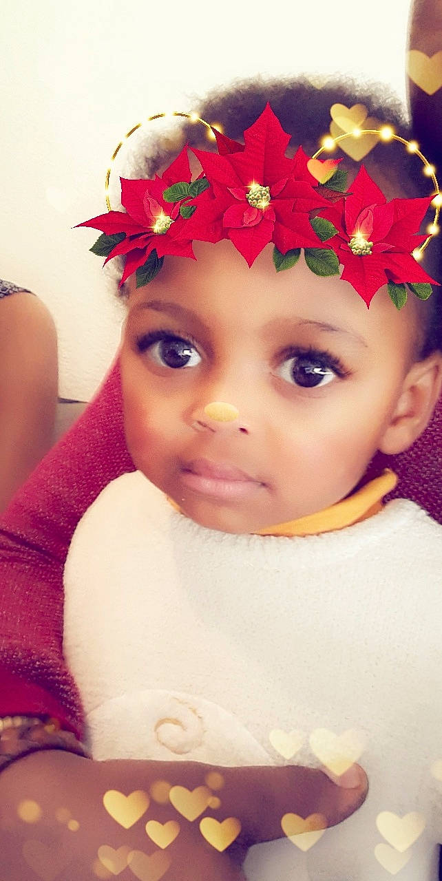 Tahia participe au concours pour gagner de l'argent avec cette photo : baby, beauty, cheek, child, close_up, eye, eyebrow, face, flower, forehead, hair_accessory, head, headgear, headpiece, lip, nose, person, pink, red, skin