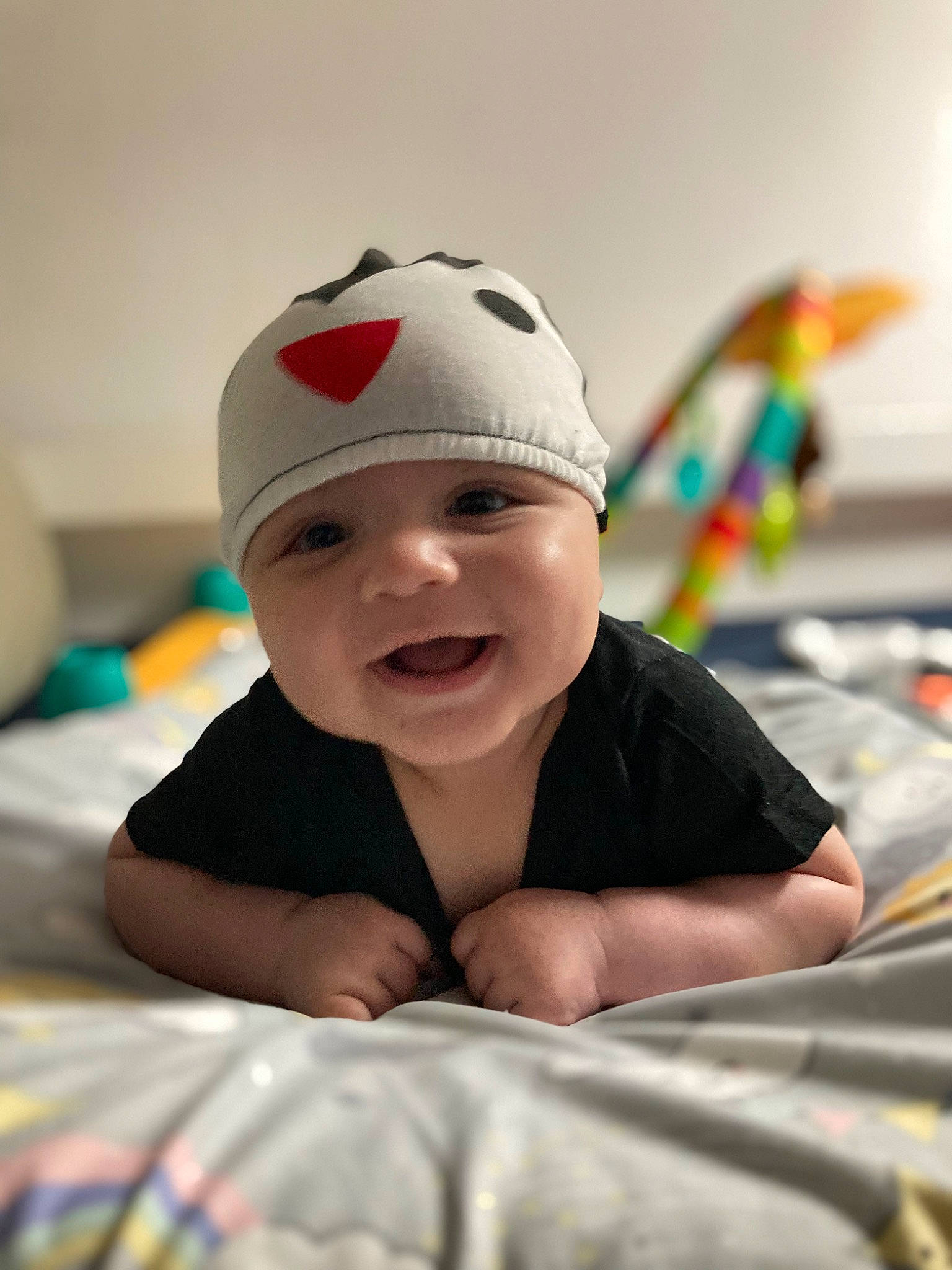 Haroun a rejoint le concours — aidez-le/la à gagner de superbes lots ! baby, baby_toddler_clothing, beanie, cap, carmine, child, comfort, eye, flash_photography, flooring, fun, grass, happy, headgear, headwear, linens, person, room, sitting, skin