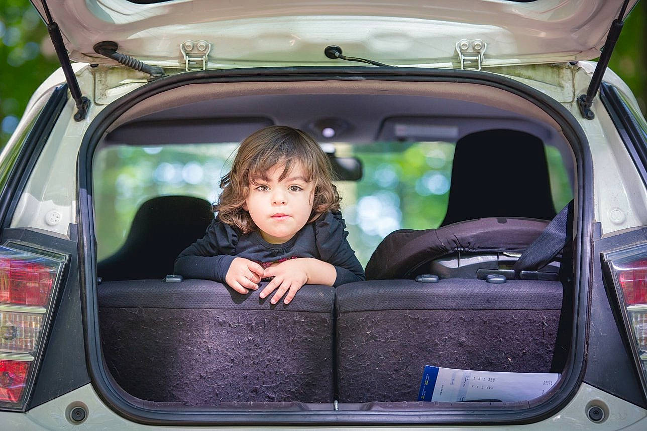 Lya a rejoint le concours — aidez-le/la à gagner de superbes lots ! auto_part, automotive_design, automotive_exterior, car, car_seat, city_car, compact_car, driving, family_car, girl, mode_of_transport, motor_vehicle, person, product, subcompact_car, trunk, vehicle, vehicle_door