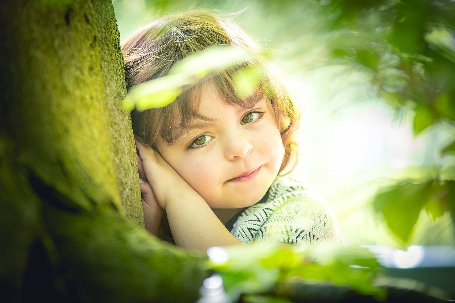 Lya a rejoint le concours — aidez-le/la à gagner de superbes lots ! beauty, black_hair, child, emotion, eye, face, girl, grass, green, happiness, head, human_hair_color, leaf, organ, person, photography, portrait_photography, skin, smile, sunlight