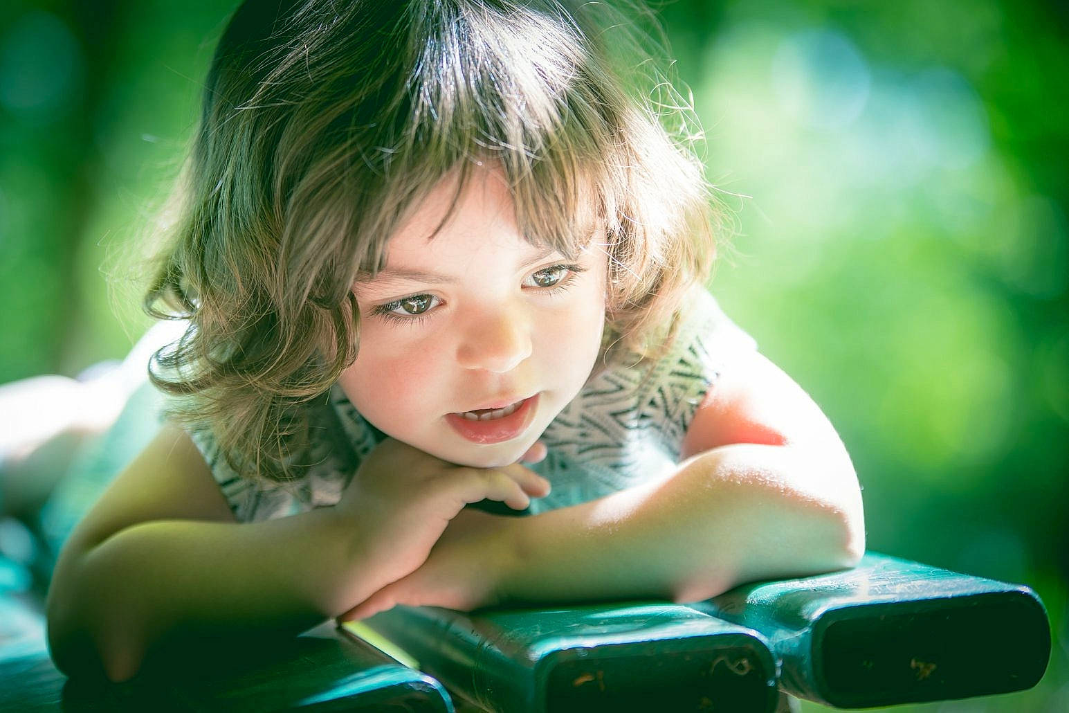 Lya participe au concours pour gagner de l'argent avec cette photo : beauty, blond, child, emotion, eye, face, fun, girl, grass, green, happiness, human_hair_color, person, photography, portrait_photography, sitting, skin, smile, summer, sunlight