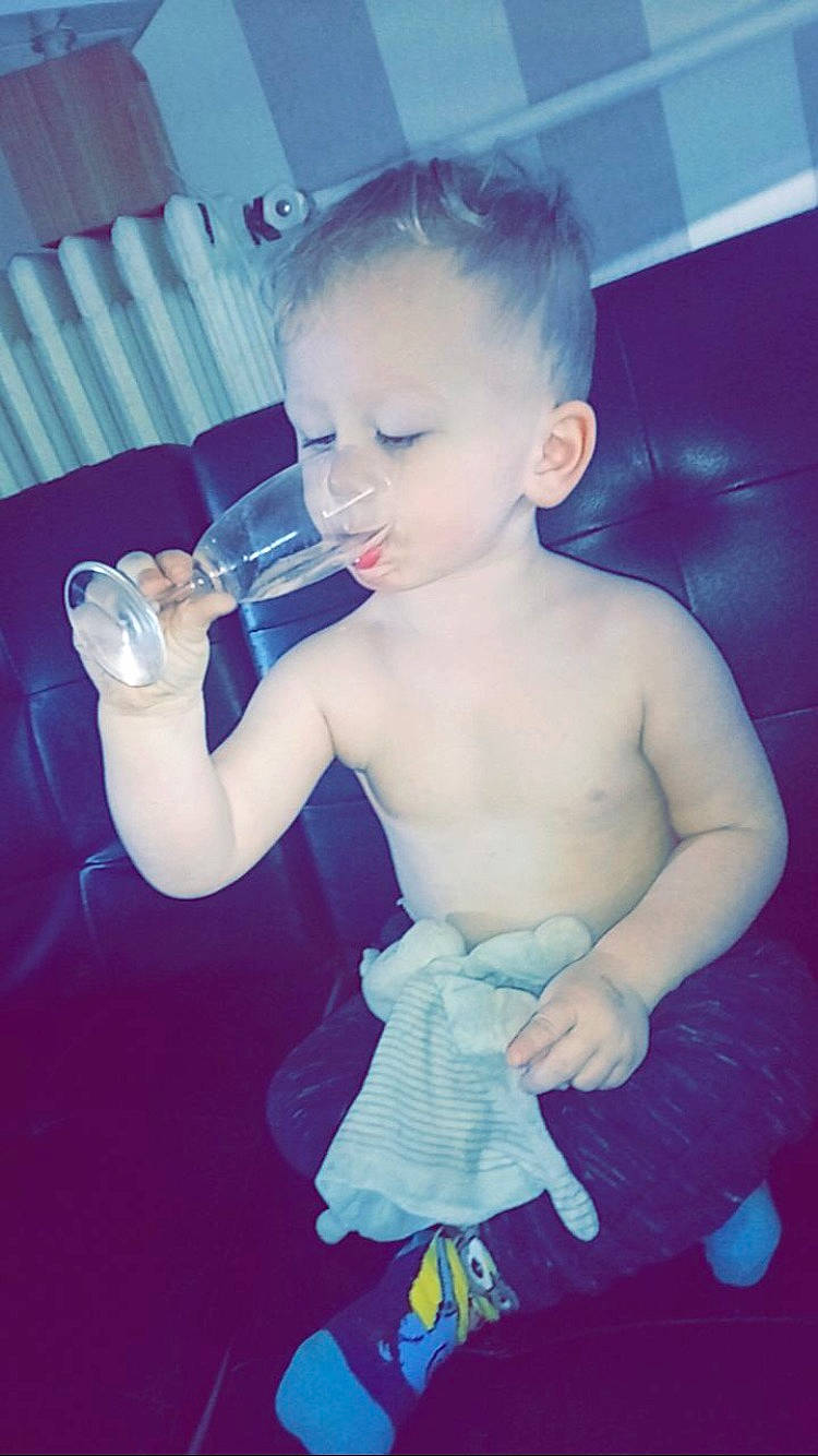 Thiago participe au concours pour gagner de l'argent avec cette photo : baby, bathing, child, hand, neck, person, play, skin, toddler, water