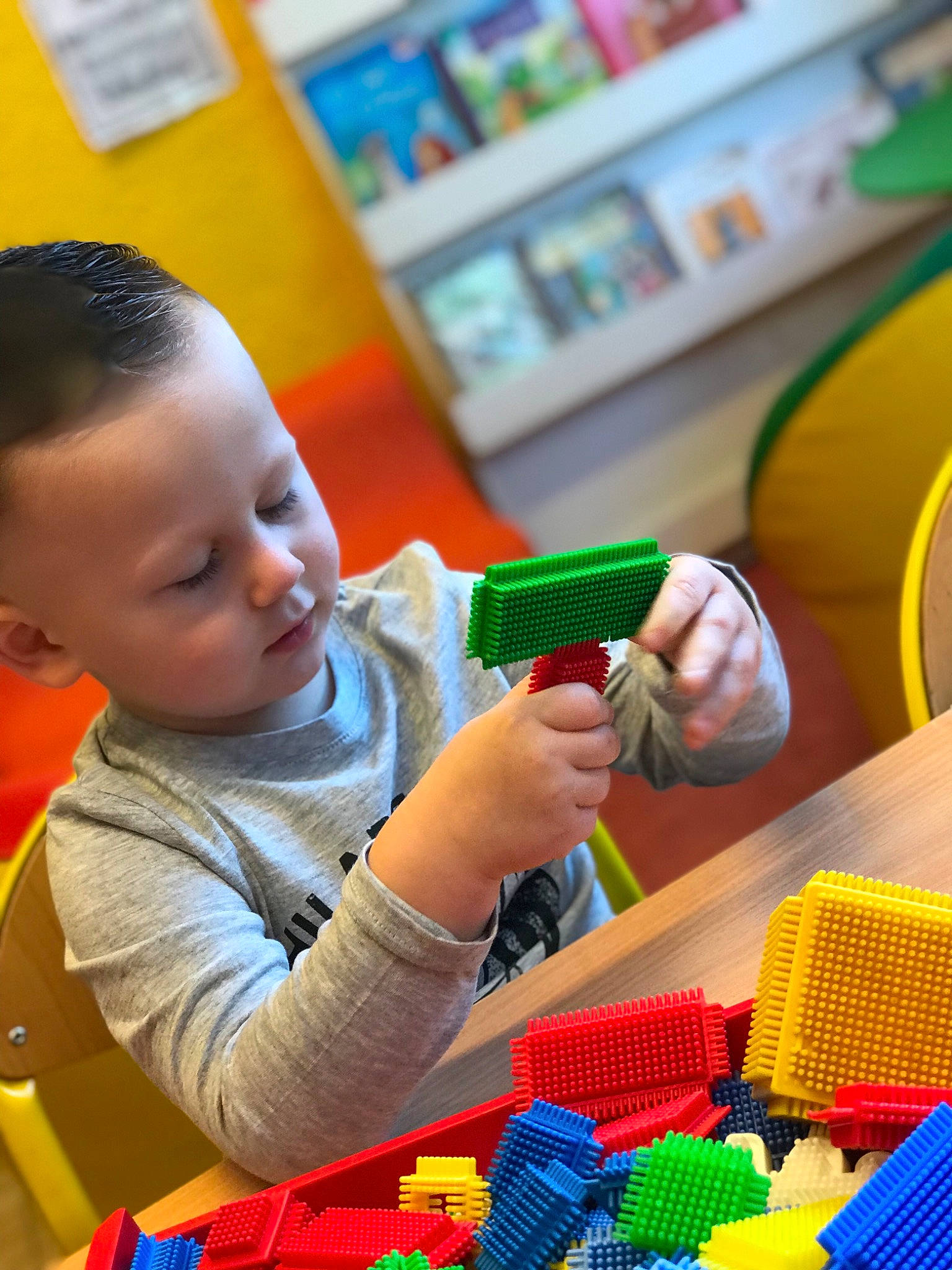 Thiago a rejoint le concours — aidez-le/la à gagner de superbes lots ! baby, baby_playing_with_toys, child, educational_toy, fun, kindergarten, learning, lego, person, play, toddler, toy, toy_block