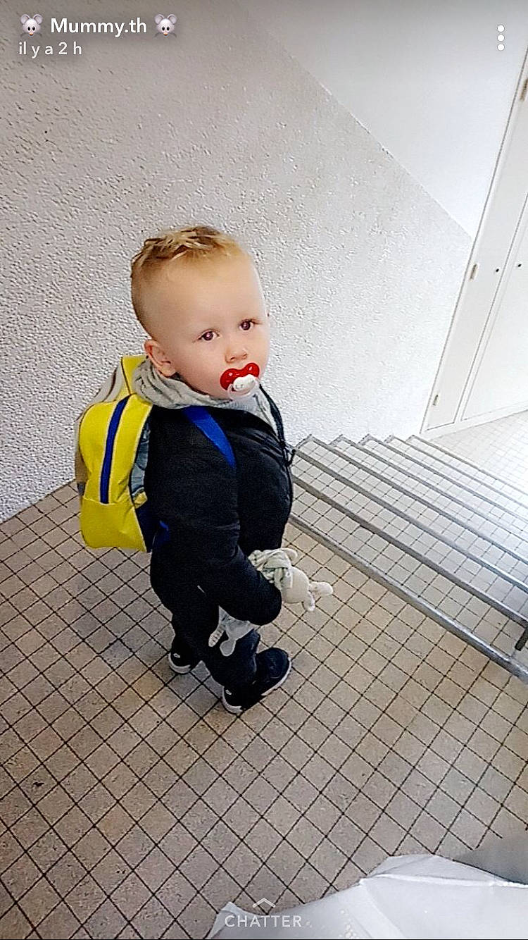 Thiago participe au concours pour gagner de l'argent avec cette photo : baby, child, floor, flooring, leg, person, photography, sitting, standing, toddler, vacation