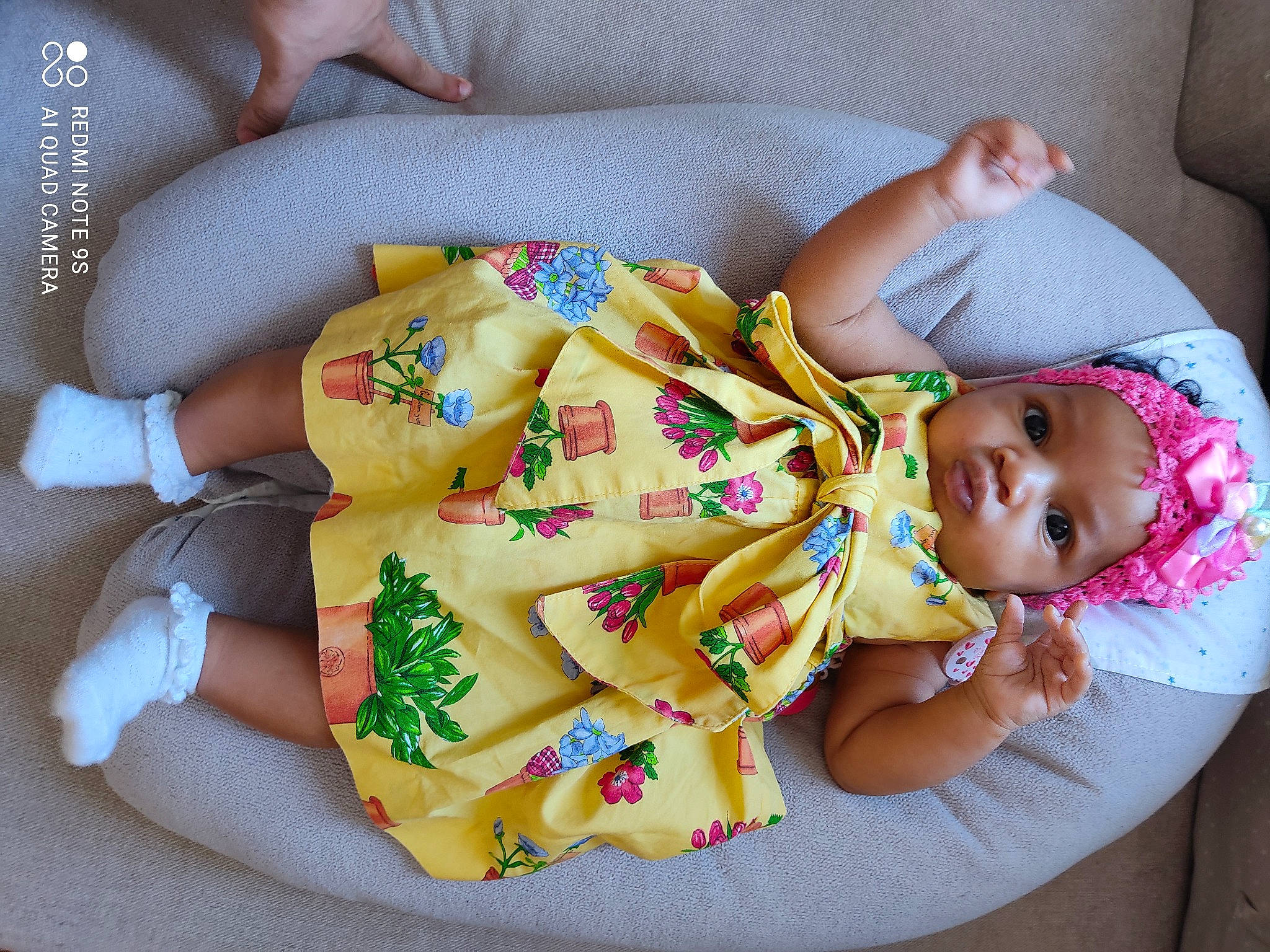 Asma participe au concours pour gagner de l'argent avec cette photo : baby, baby_toddler_clothing, cheek, child, comfort, finger, hand, happy, head, headwear, human_body, human_leg, linens, mouth, pattern, person, skin, sleeve, textile, thigh