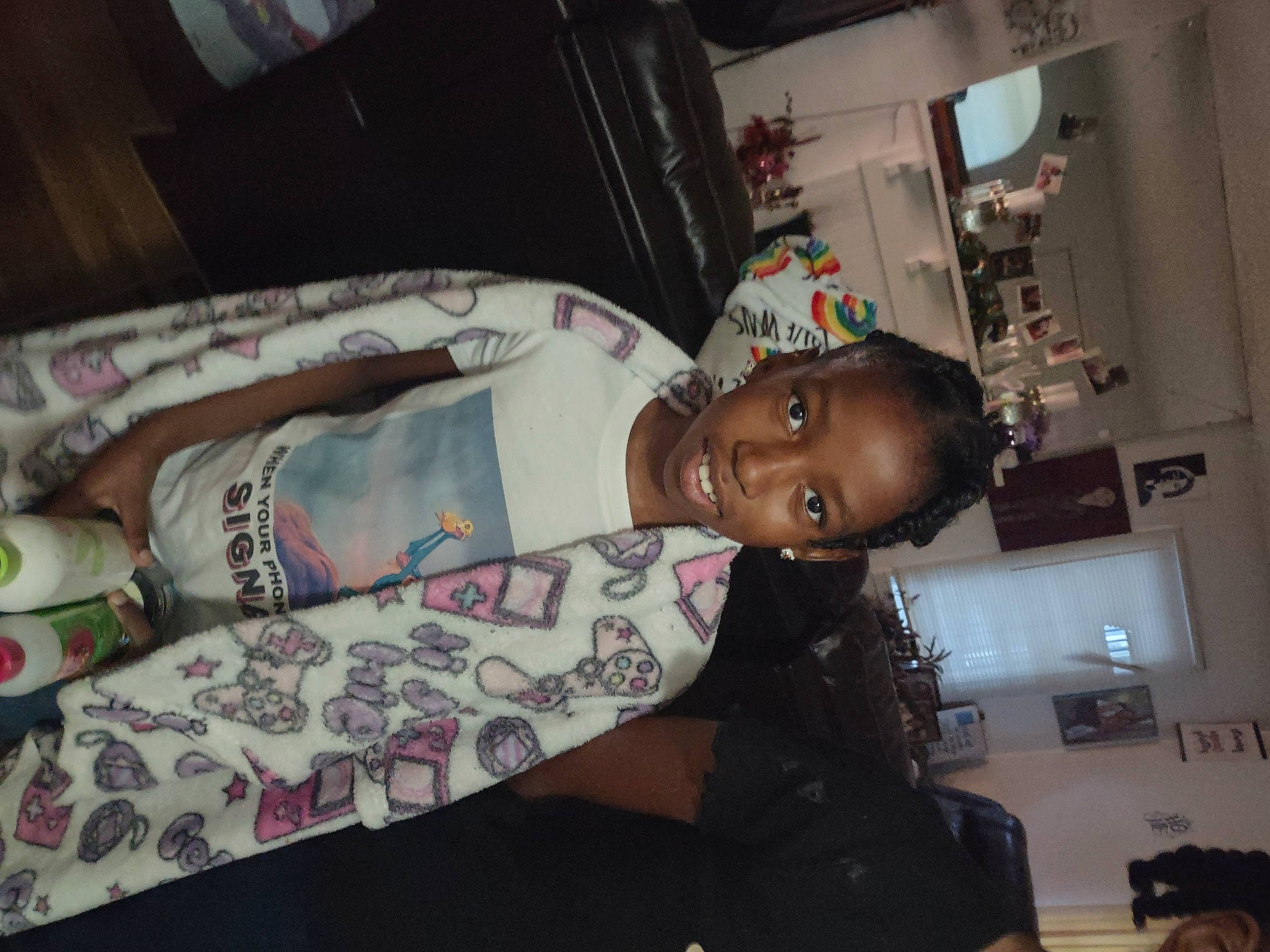 Jorden is registered to the contest to win money with this photo: art, eyewear, fashion_accessory, fashion_design, fun, jewellery, joy, pattern, person, room, rose, sculpture, statue, visual_arts