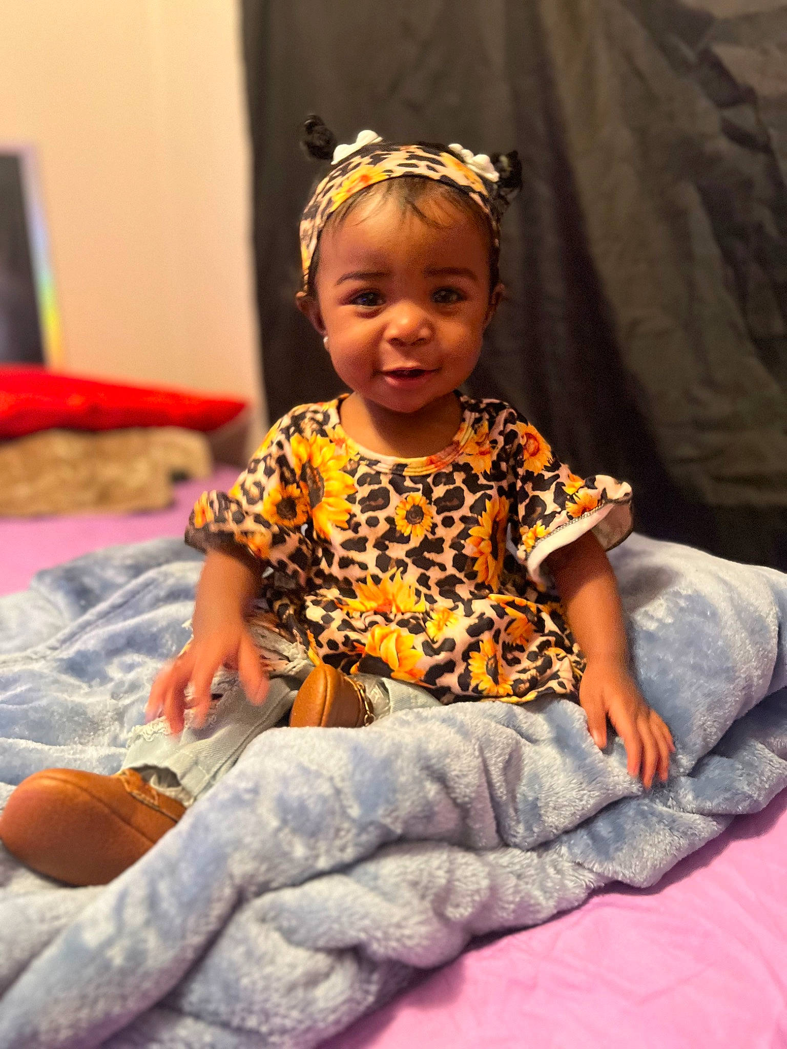 Keasia is registered to the contest to win money with this photo: baby, baby_toddler_clothing, child, comfort, event, facial_expression, fashion_accessory, flooring, fun, happy, headband, headpiece, jewellery, pattern, person, room, sitting, sleeve, smile, t_shirt