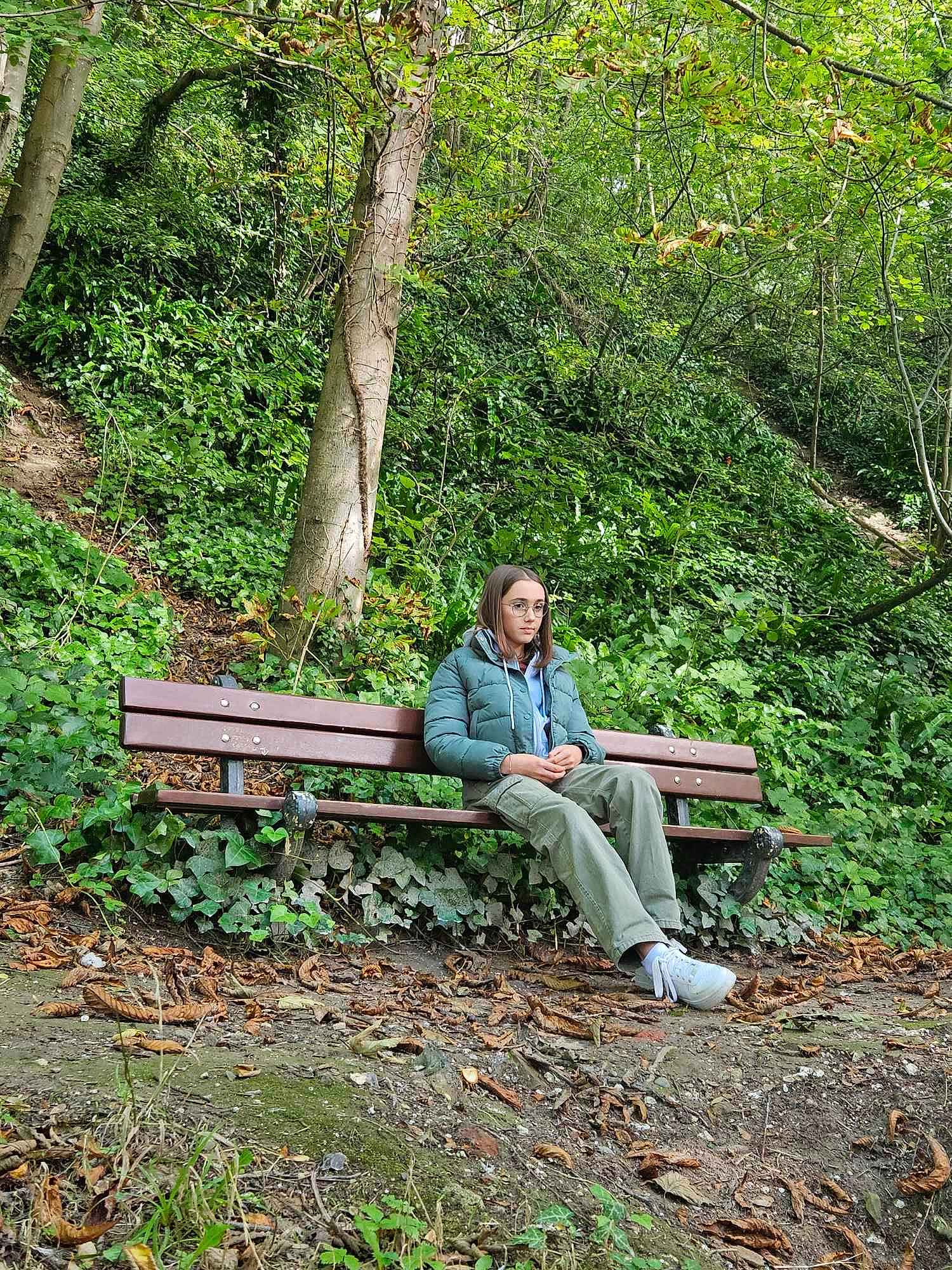Cléa a rejoint le concours — aidez-le/la à gagner de superbes lots ! bench, deciduous, forest, furniture, grass, groundcover, landscape, leg, leisure, natural_landscape, outdoor_bench, outdoor_furniture, people_in_nature, person, plant, plant_community, recreation, shade, tree, trunk