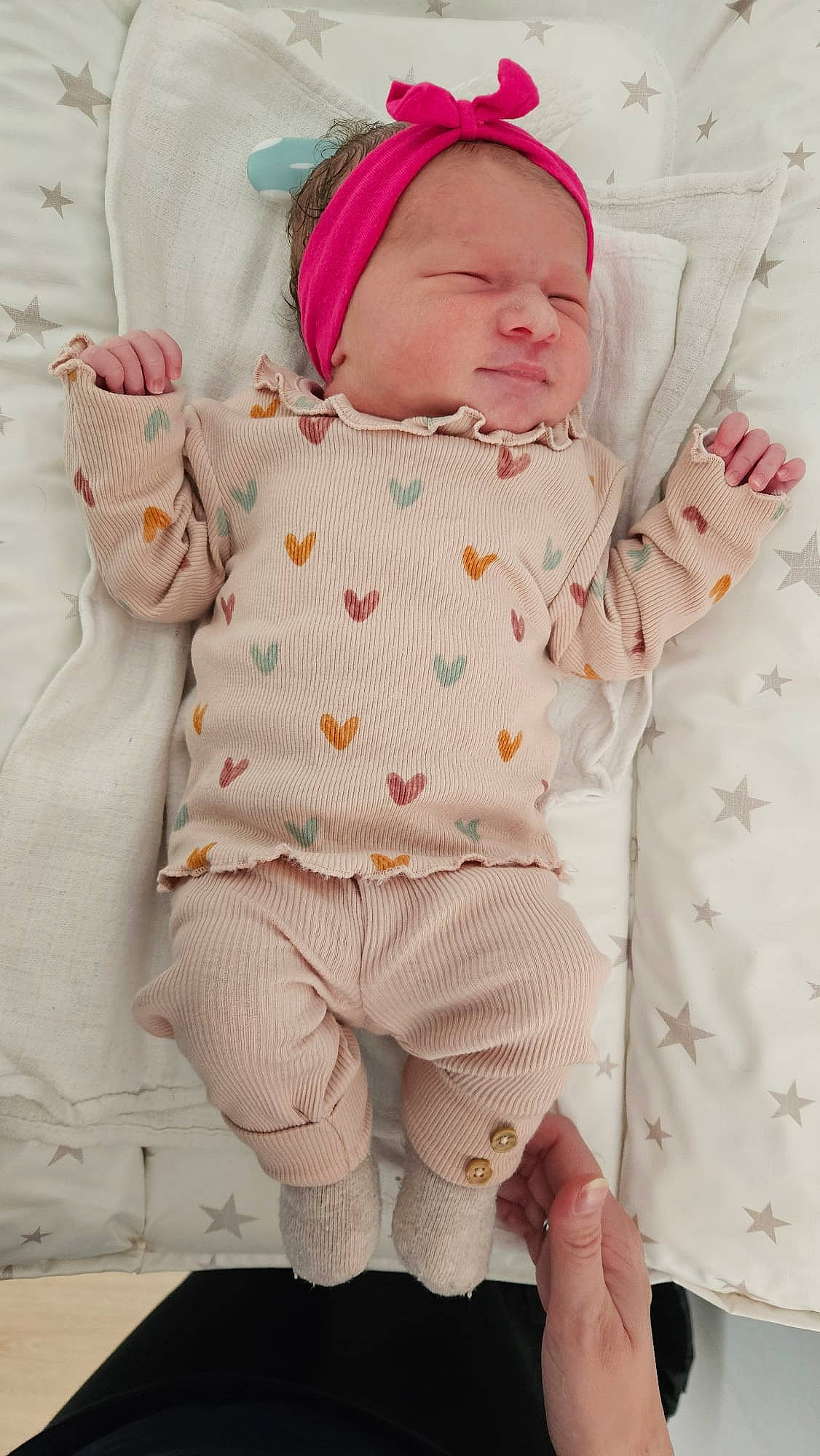 Azalya a rejoint le concours — aidez-le/la à gagner de superbes lots ! baby, baby_products, baby_safety, baby_sleeping, baby_toddler_clothing, bedding, cap, child, comfort, hat, linens, outerwear, pattern, peach, person, pink, skin, sleeve, textile, toddler