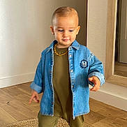 Tyam a rejoint le concours — aidez-le/la à gagner de superbes lots ! child, clothing, denim_jacket, doorway, floor, gold_chain, hardwood_floor, home, indoor, mirror, motion_blur, person, picture_frame, portrait, rug, smiling, sneakers, socks, toddler, walking