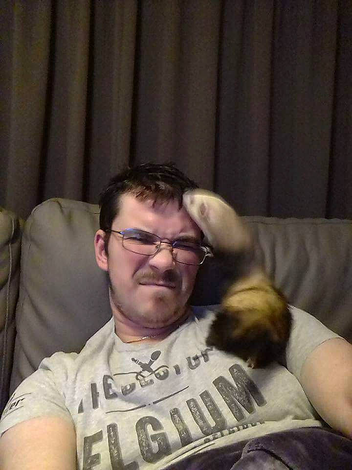 Mistic a rejoint le concours — aidez-le/la à gagner de superbes lots ! anger, arm, beard, chin, ear, eyewear, facial_hair, finger, forehead, fun, glasses, hair, hairstyle, head, mammal, moustache, mouth, muscle, organ, person