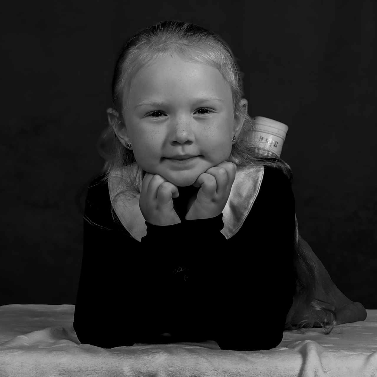 Louise participe au concours pour gagner de l'argent avec cette photo : baby, bed, bodypart, clothing, face, finger, frown, furniture, hand, happy, head, longsleeve, newborn, person, photography, portrait, sad, sitting, smile, wrist