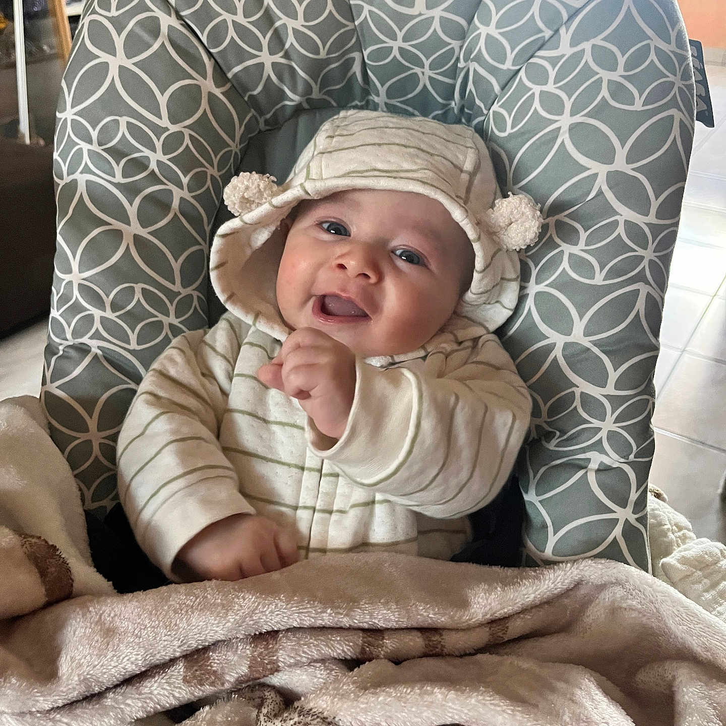 Charly a rejoint le concours — aidez-le/la à gagner de superbes lots ! baby, blanket, child, clothing, cozy, cushion, cute, expression, face, happy, hood, indoors, infant, person, pom_poms, portrait, seat, smile, warm, young