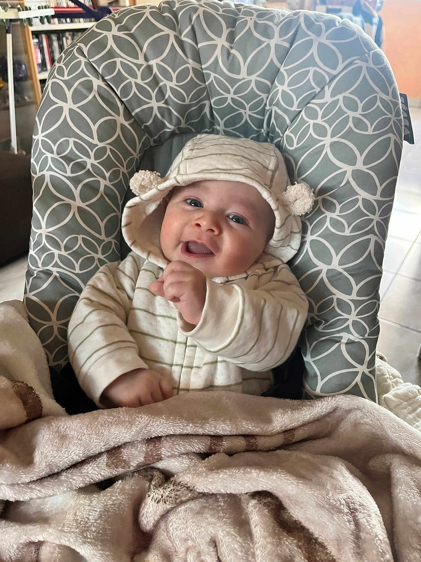 Charly a rejoint le concours — aidez-le/la à gagner de superbes lots ! baby, blanket, child, clothing, cozy, cushion, cute, expression, face, happy, hood, indoors, infant, person, pom_poms, portrait, seat, smile, warm, young