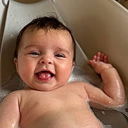 Aimée a rejoint le concours — aidez-le/la à gagner de superbes lots ! baby, bath, bubbles, child, cute, face, happy, infant, inside, joy, kid, liquid, person, playful, portrait, skin, smile, water, wet, young