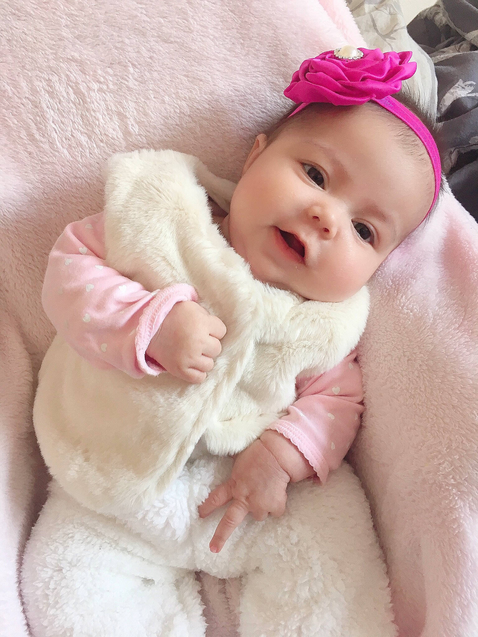 Lydie a rejoint le concours — aidez-le/la à gagner de superbes lots ! baby, baby_products, baby_sleeping, baby_toddler_clothing, cheek, child, fur, hair_accessory, hand, headgear, person, pink, product, skin, toddler