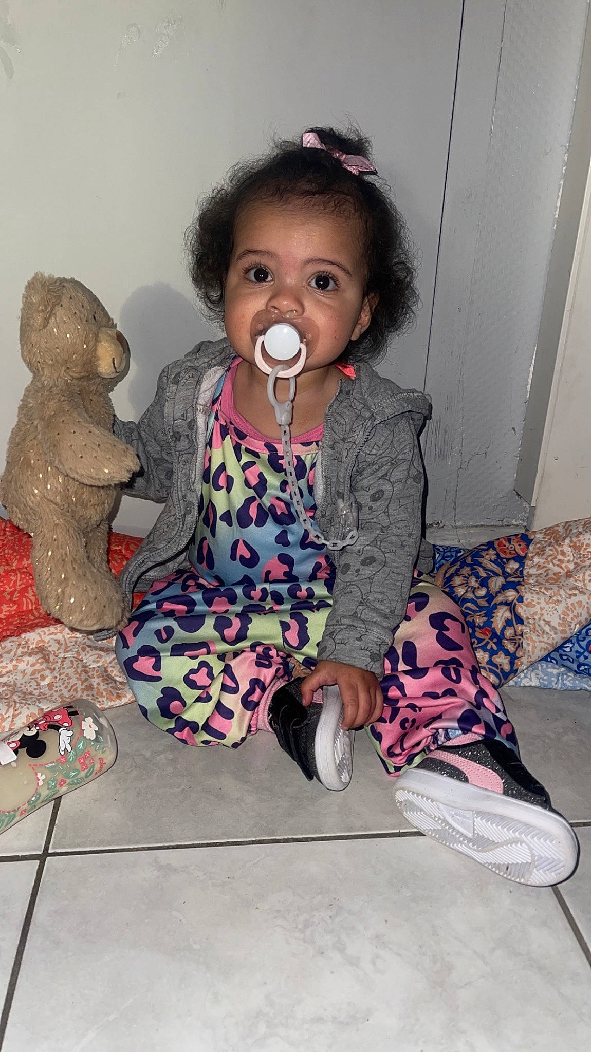 Shanna participe au concours pour gagner de l'argent avec cette photo : baby_toddler_clothing, cheek, child, eye, fun, hairstyle, happy, head, human_body, human_leg, magenta, pattern, person, pink, play, room, sitting, sleeve, sock, textile