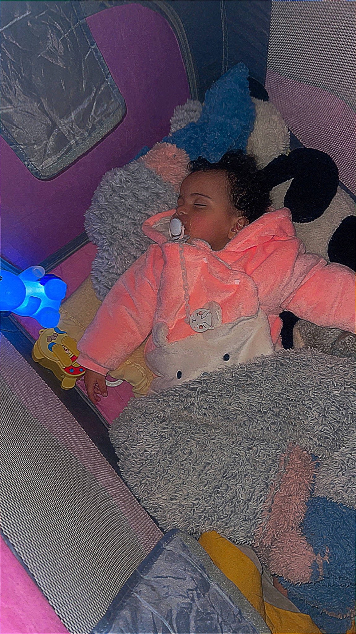 Shanna a rejoint le concours — aidez-le/la à gagner de superbes lots ! carmine, child, comfort, cool, design, flooring, fun, lap, leisure, magenta, pattern, person, pink, purple, room, sitting, space, tints_and_shades, toddler, tree