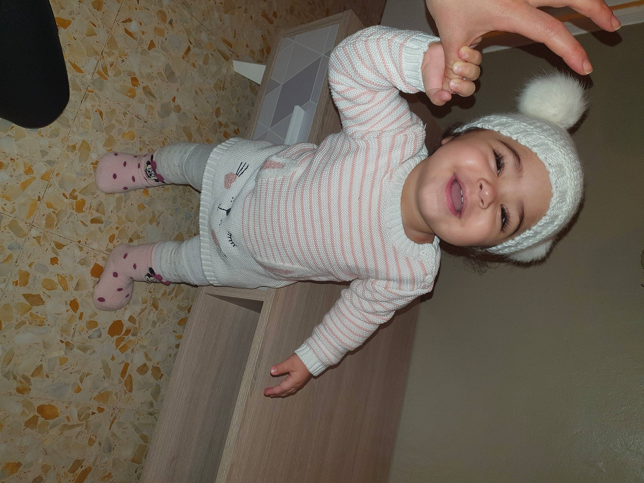 Houria a rejoint le concours — aidez-le/la à gagner de superbes lots ! baby, baby_toddler_clothing, comfort, eyelash, finger, floor, flooring, foot, hardwood, headwear, human_leg, joint, joy, knee, leg, pattern, person, skin, sleeve, sock