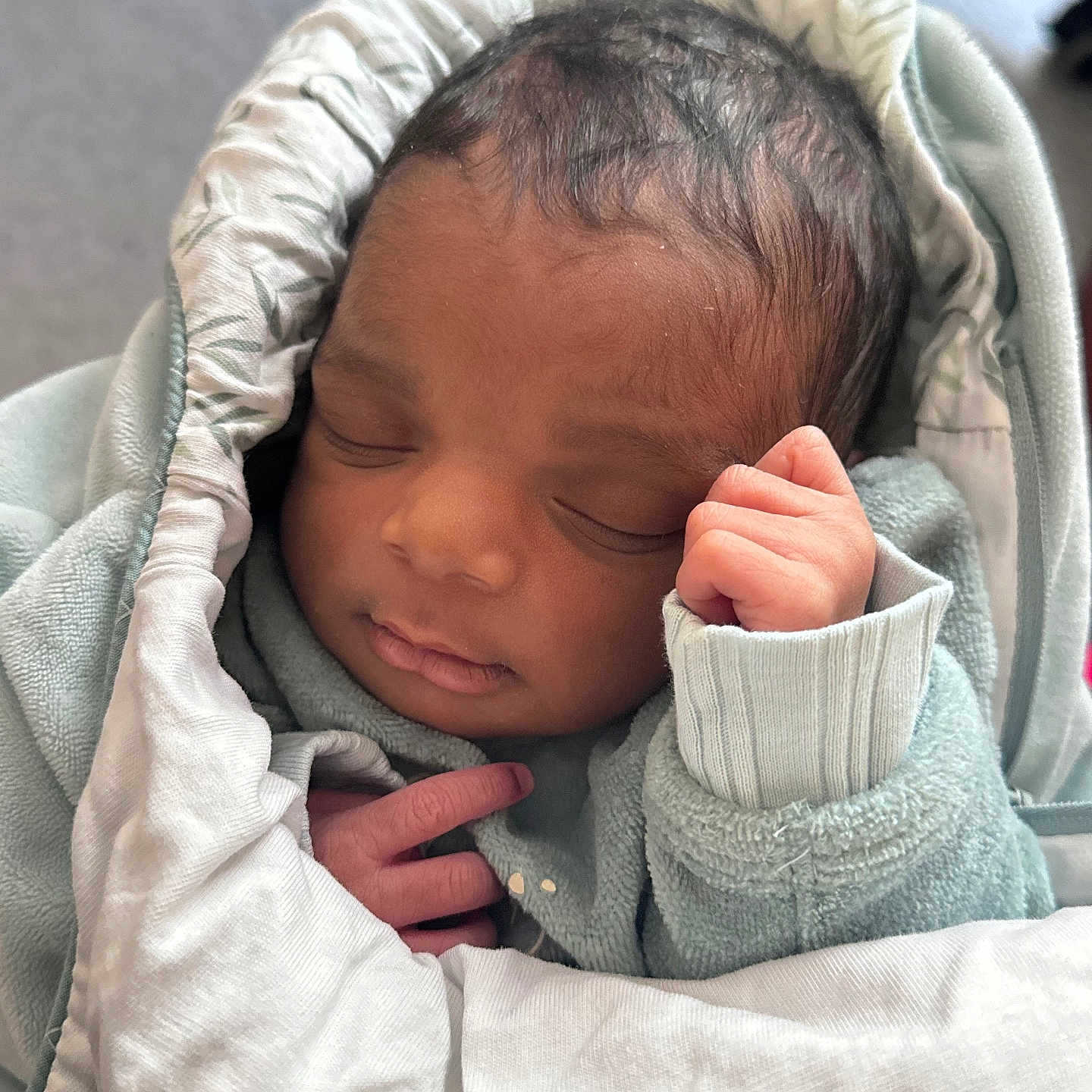 Kaëlly a rejoint le concours — aidez-le/la à gagner de superbes lots ! baby, blanket, child, closeup, clothing, cozy, cute, face, hand, human, indoors, infant, newborn, peaceful, portrait, resting, sleeping, soft, toddler, wrapped