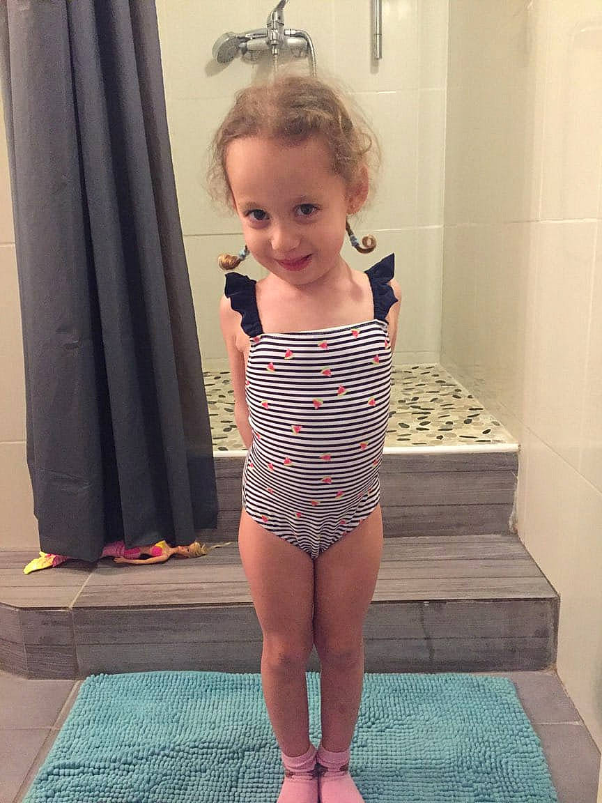 Hanaé a rejoint le concours — aidez-le/la à gagner de superbes lots ! child, clothing, head, human_leg, joint, joy, leg, leotard, maillot, neck, one_piece_swimsuit, person, shoulder, sportswear, standing, swimwear, thigh, toddler, vacation