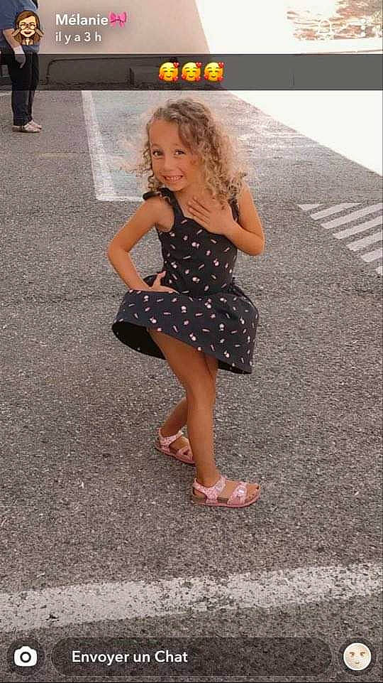 Hanaé a rejoint le concours — aidez-le/la à gagner de superbes lots ! barefoot, beauty, clothing, cocktail_dress, dress, fashion, foot, footwear, fun, human_leg, joy, leg, long_hair, pattern, person, photo_shoot, photography, sandal, shoe, snapshot