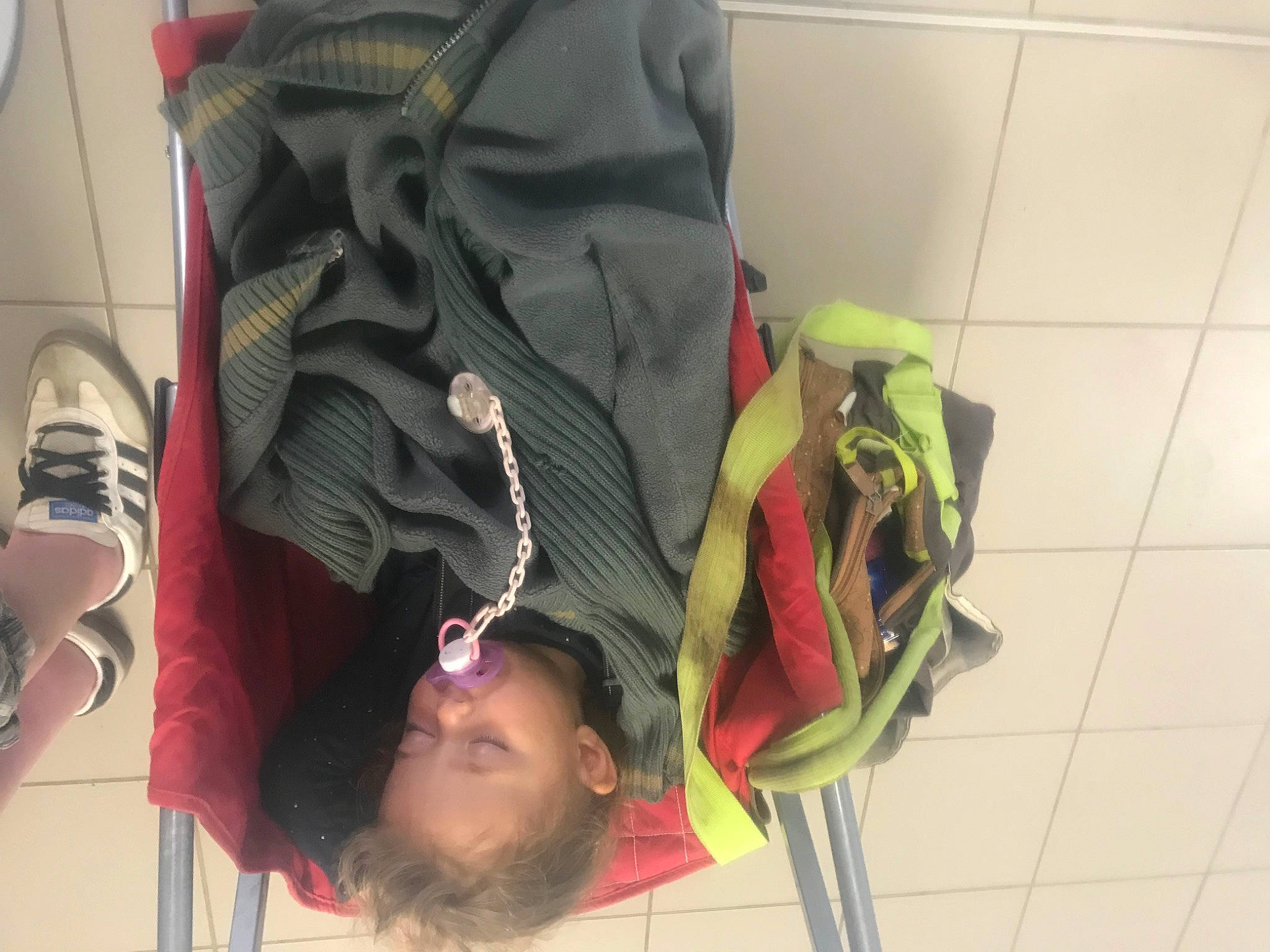 Lilou a rejoint le concours — aidez-le/la à gagner de superbes lots ! carmine, comfort, eyewear, fashion_accessory, fun, happy, magenta, person, personal_protective_equipment, room, sunglasses