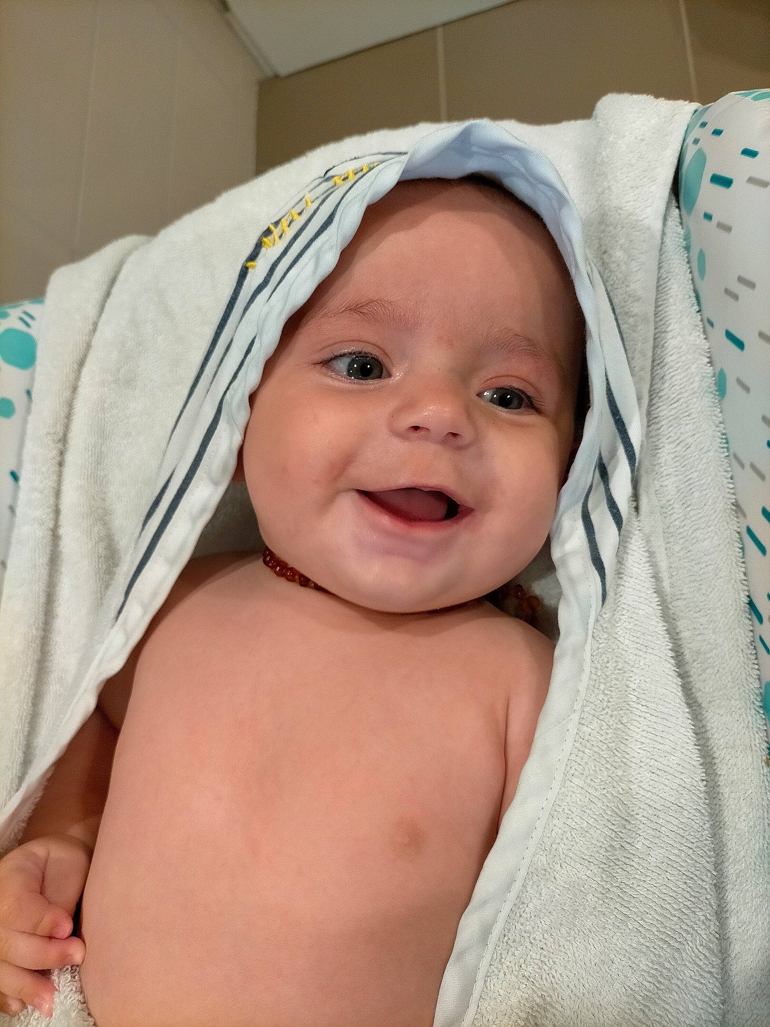 Nélio a rejoint le concours — aidez-le/la à gagner de superbes lots ! baby, baby_laughing, baby_products, cheek, child, chin, comfort, event, eye, eyebrow, facial_expression, fashion_accessory, happy, headgear, headwear, linens, lip, person, skin, smile