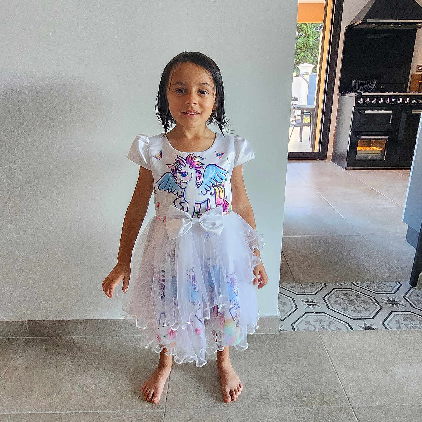 Luna a rejoint le concours — aidez-le/la à gagner de superbes lots ! barefoot, beachwear, child, clothing, costume, dress, electronics, eveningdress, face, female, footwear, formalwear, girl, pants, person, sandal, skirt, sleeve, speaker, standing