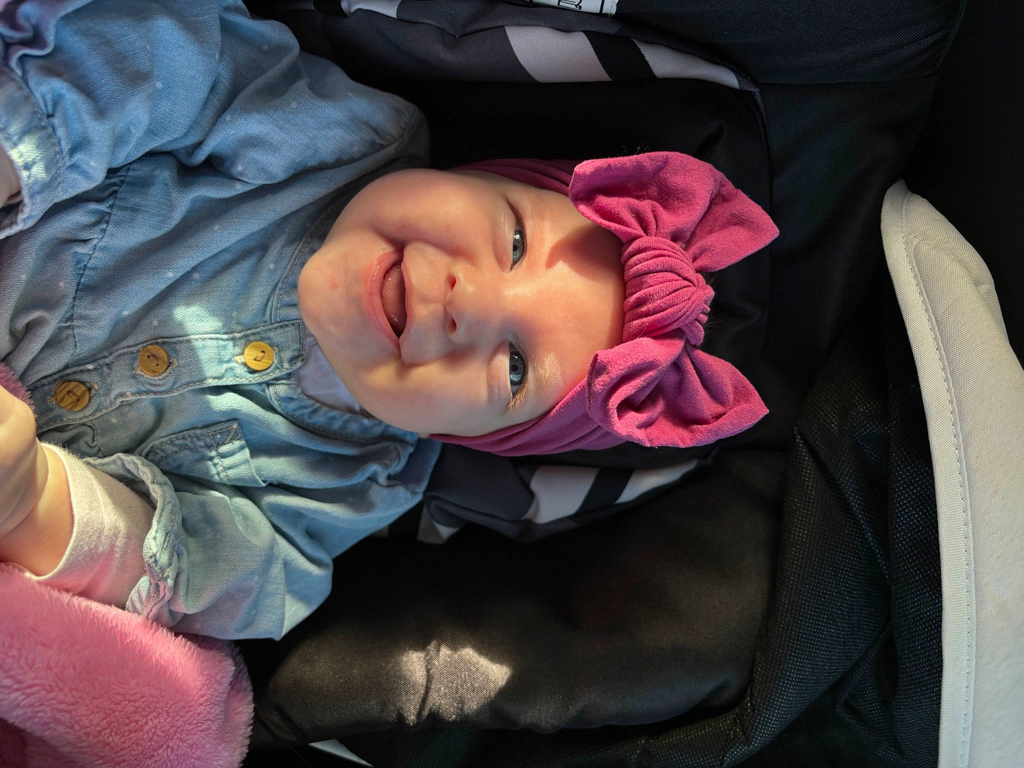 Maellys participe au concours pour gagner de l'argent avec cette photo : auto_part, baby, baby_products, car_seat, cheek, child, comfort, eye, eyebrow, flash_photography, fun, happy, head, headwear, human_body, mouth, person, purple, sleeve, smile