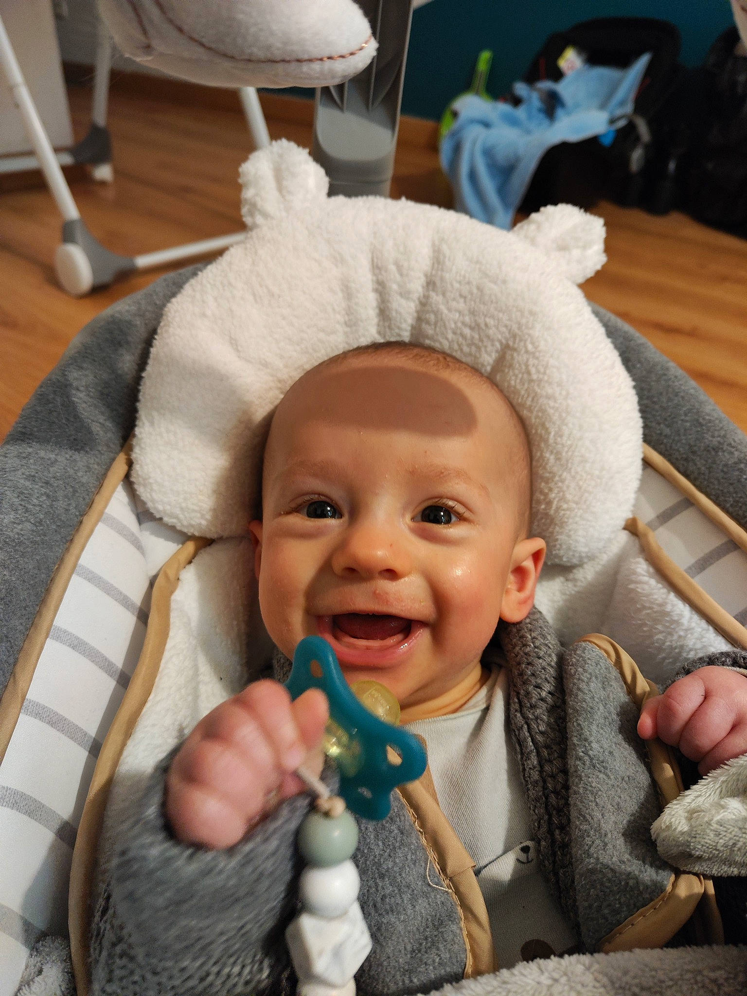 Lyam participe au concours pour gagner de l&#x27;argent avec cette photo : baby, baby_products, cheek, child, comfort, event, fashion_accessory, fun, fur, gesture, happy, joy, laugh, nose, person, room, skin, smile, thumb, toddler