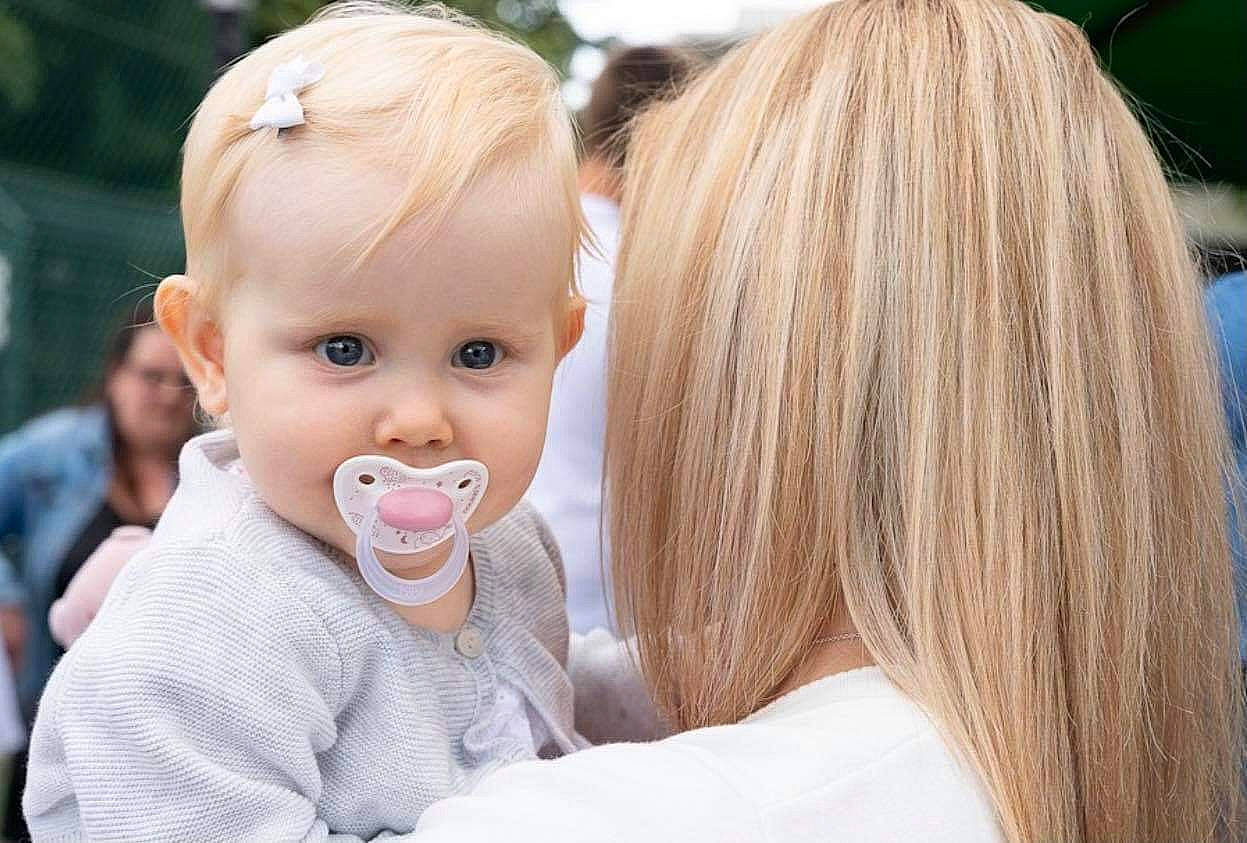 Louise a rejoint le concours — aidez-le/la à gagner de superbes lots ! baby, bangs, blond, blurred, cheek, child, chin, eyelash, fun, gesture, grass, happy, iris, lip, mouth, nose, person, portrait_photography, skin, t_shirt