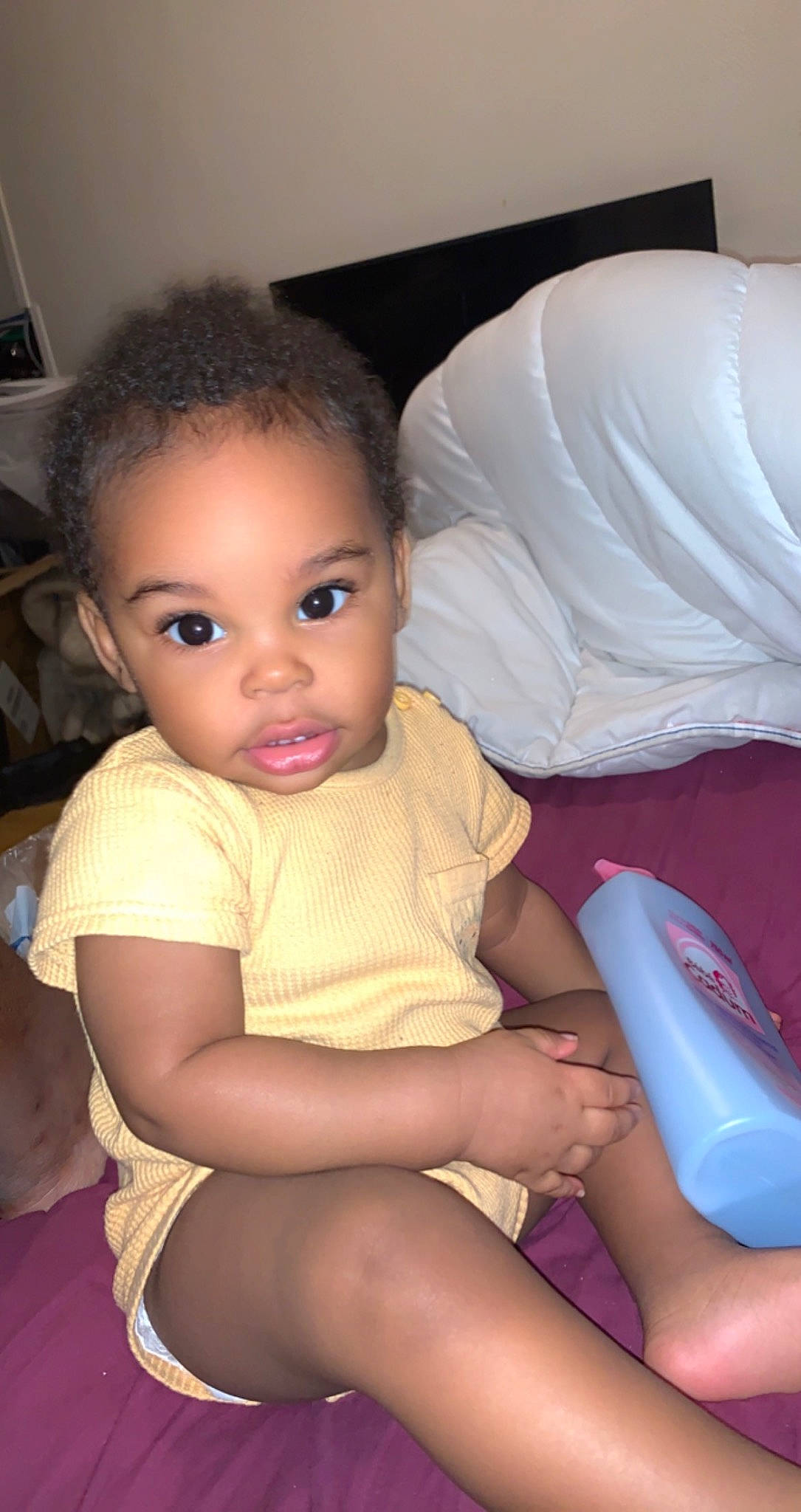 Maïley a rejoint le concours — aidez-le/la à gagner de superbes lots ! cheek, chest, child, comfort, eyelash, finger, flash_photography, fun, hairstyle, human_body, human_leg, joint, lap, leg, mouth, neck, person, shoulder, skin, thigh