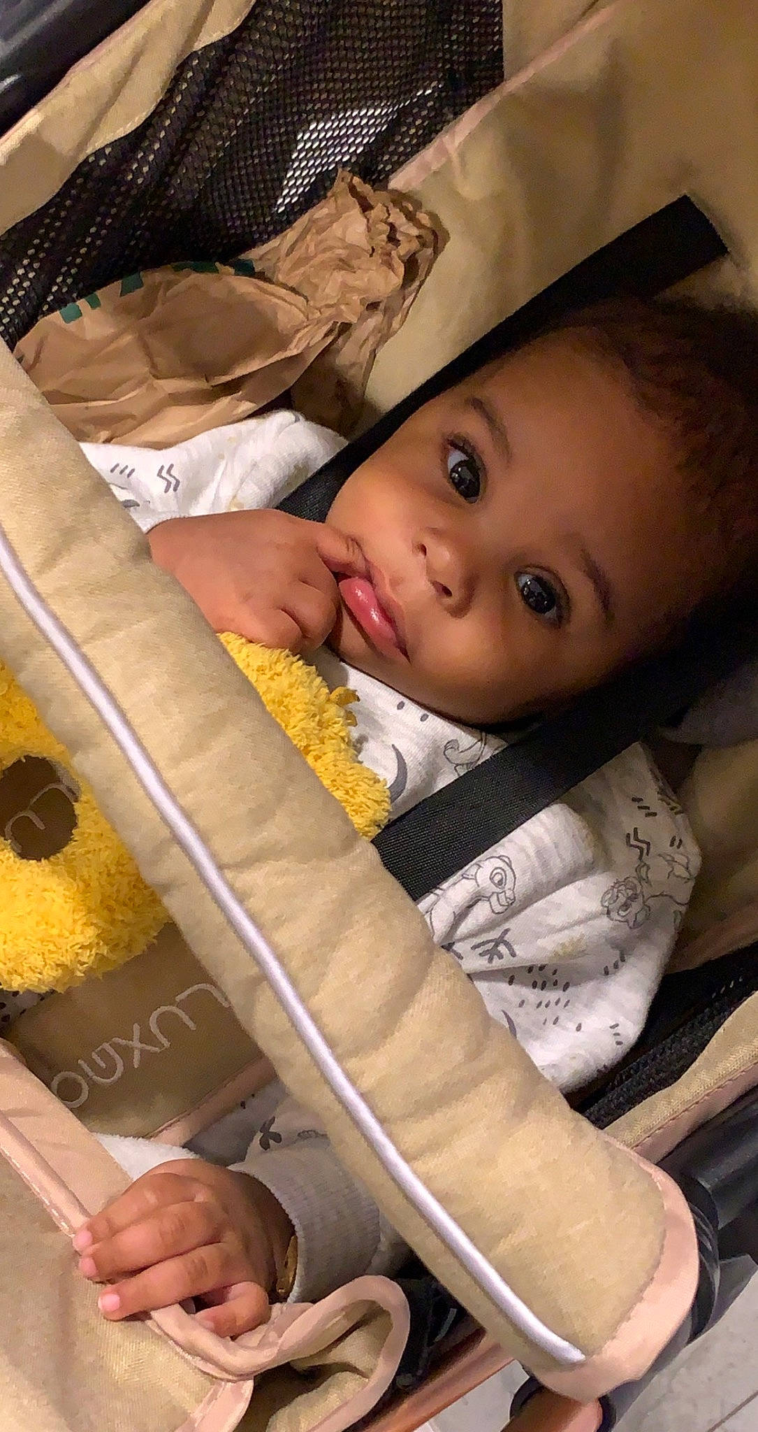 Maïley a rejoint le concours — aidez-le/la à gagner de superbes lots ! baby, baby_carriage, baby_products, baby_toddler_clothing, cheek, child, comfort, eyelash, facial_expression, finger, happy, hat, linens, lip, mouth, nail, nose, person, sitting, skin