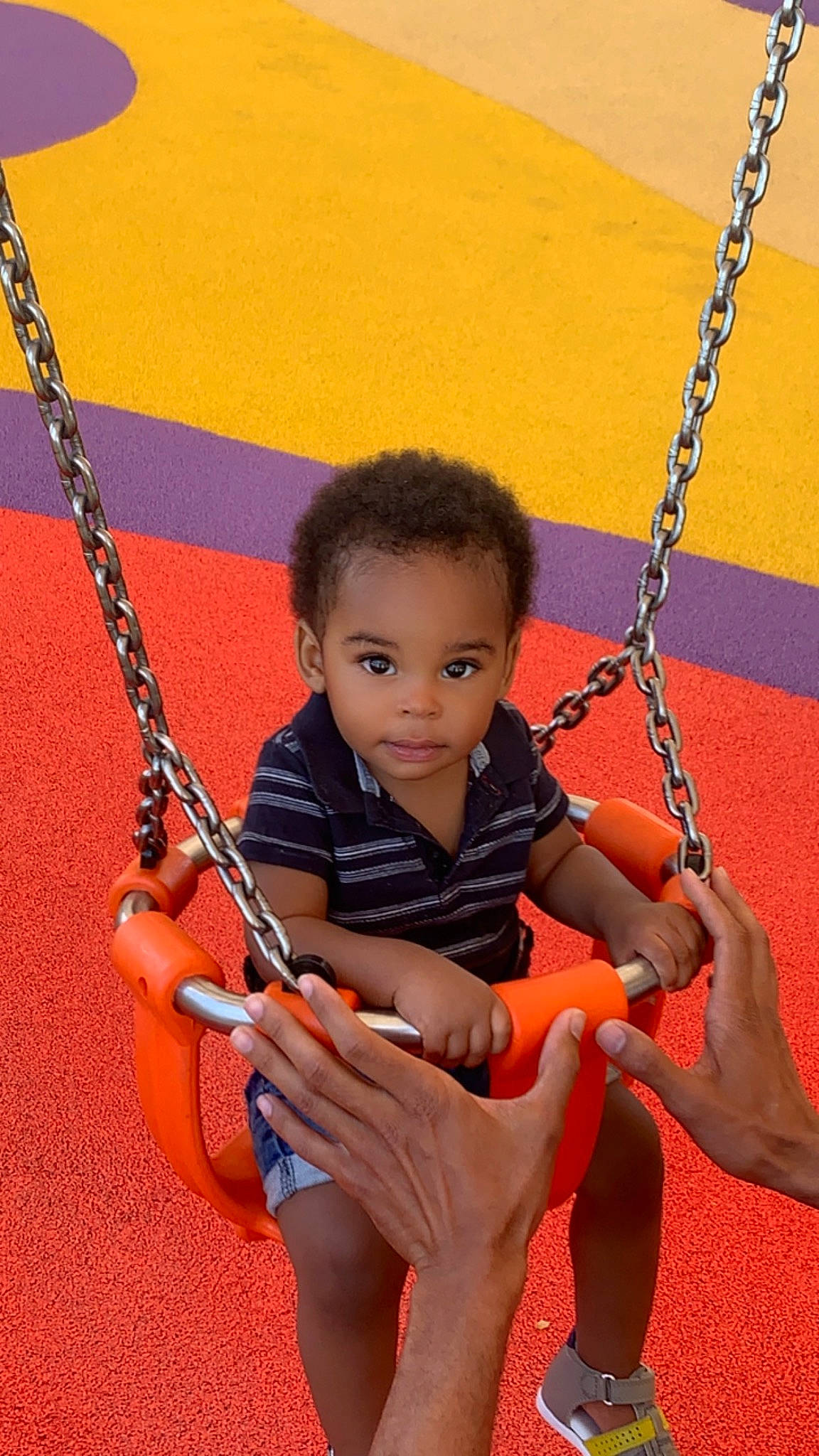 Maïley a rejoint le concours — aidez-le/la à gagner de superbes lots ! arm, child, electric_blue, eye, face, finger, fun, hand, head, human_body, jewellery, leisure, orange, person, photograph, playground, red, sunglasses, swing, thumb