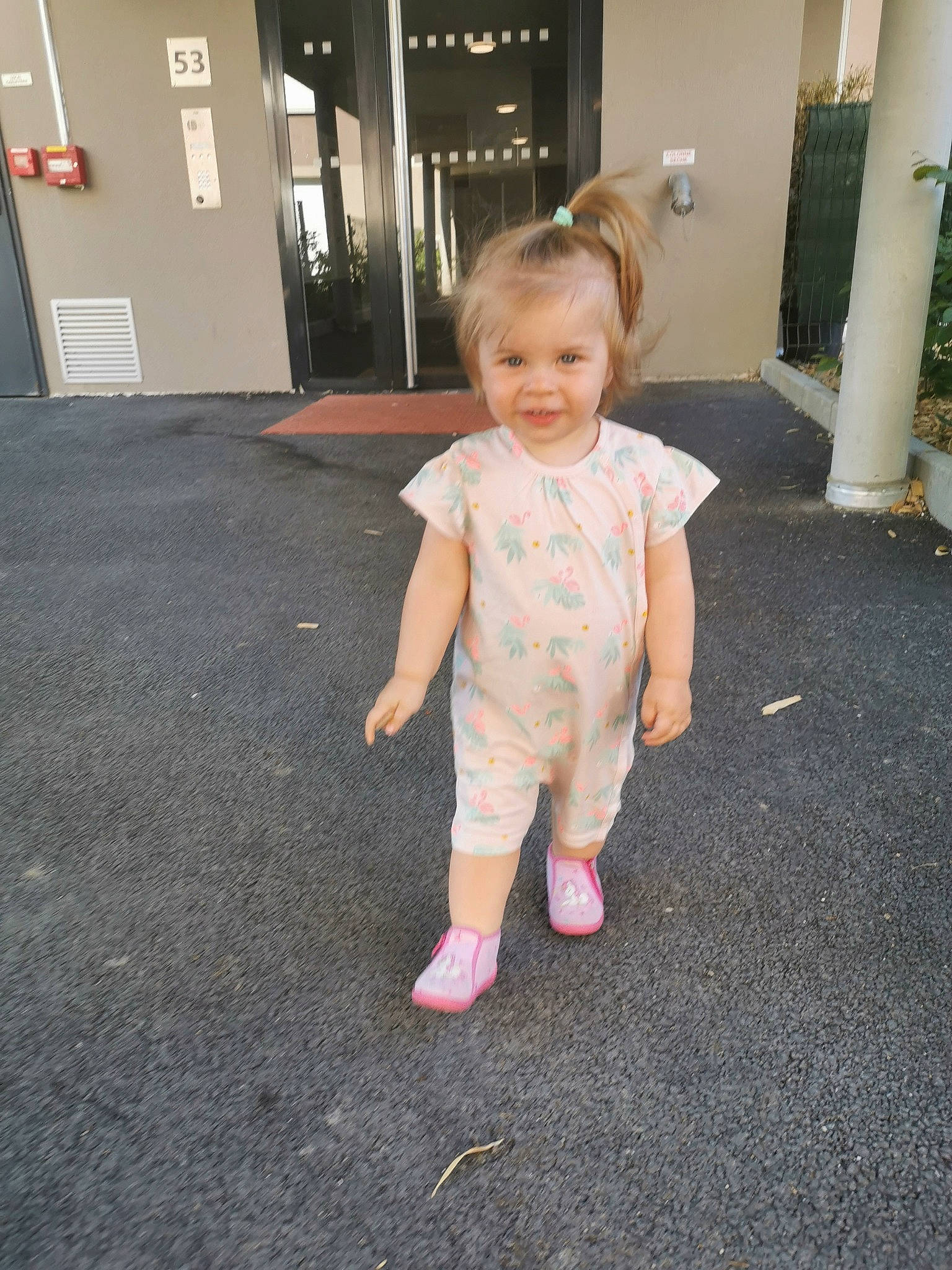 Amanda a rejoint le concours — aidez-le/la à gagner de superbes lots ! child, floor, flooring, joy, leg, person, smile, snapshot, standing, toddler