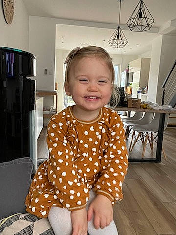 Agathe participe au concours pour gagner de l'argent avec cette photo : baby, baby_toddler_clothing, chandelier, child, dining_room, floor, flooring, hardwood, home, interior_design, joy, kitchen_dining_room_table, laminate_flooring, light_fixture, mouth, nightwear, nose, person, room, sitting