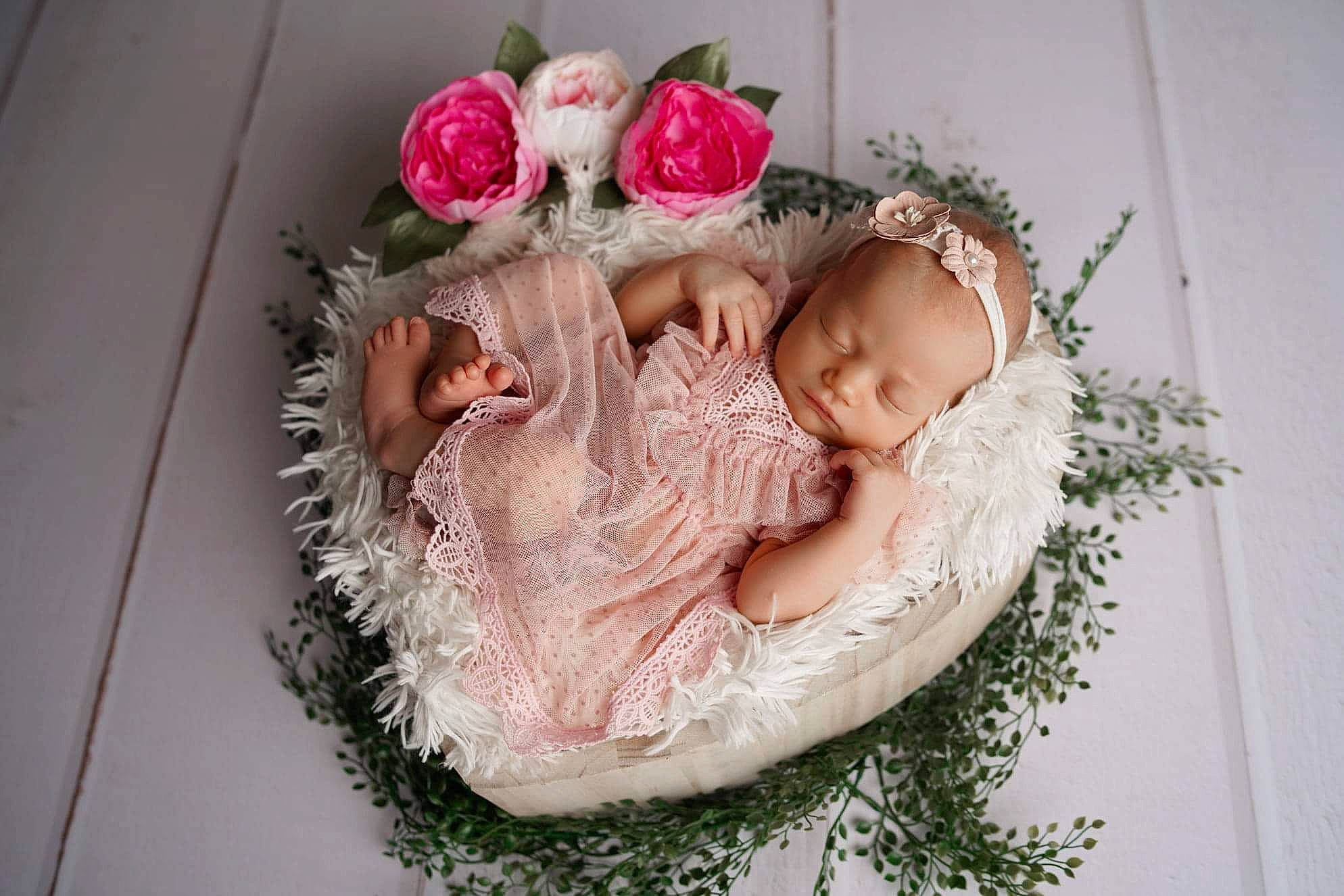 Clémence participe au concours pour gagner de l'argent avec cette photo : artificial_flower, baby, baby_toddler_clothing, child, comfort, cut_flowers, embellishment, garden_roses, hair_accessory, headband, headpiece, hybrid_tea_rose, peach, person, petal, pink, rose, rose_family, rose_order, sweetness
