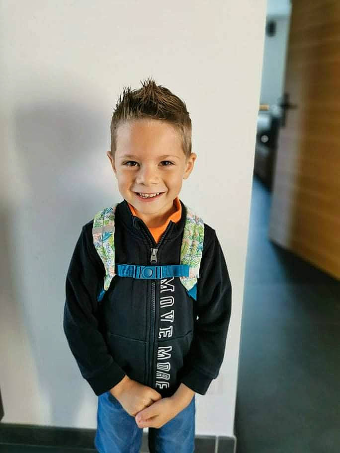 Nathaël a rejoint le concours — aidez-le/la à gagner de superbes lots ! child, child_model, denim, electric_blue, fashion_accessory, fashion_design, flooring, formal_wear, happy, joy, person, portrait_photography, recreation, room, sleeve, smile, sportswear, street_fashion, t_shirt, toddler