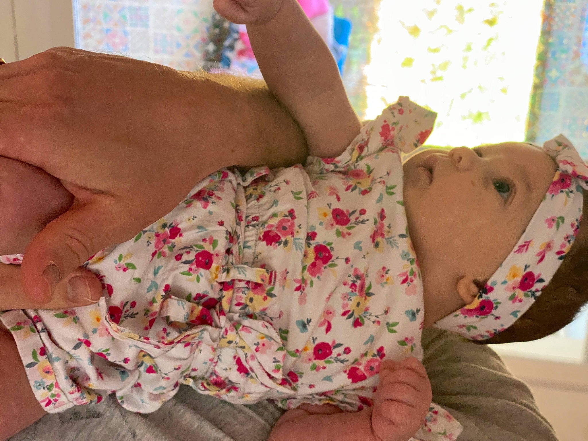 Garance a rejoint le concours — aidez-le/la à gagner de superbes lots ! comfort, couch, elbow, finger, gesture, happy, headwear, human, human_body, human_leg, joint, leg, linens, mouth, neck, pattern, person, pink, skin, textile