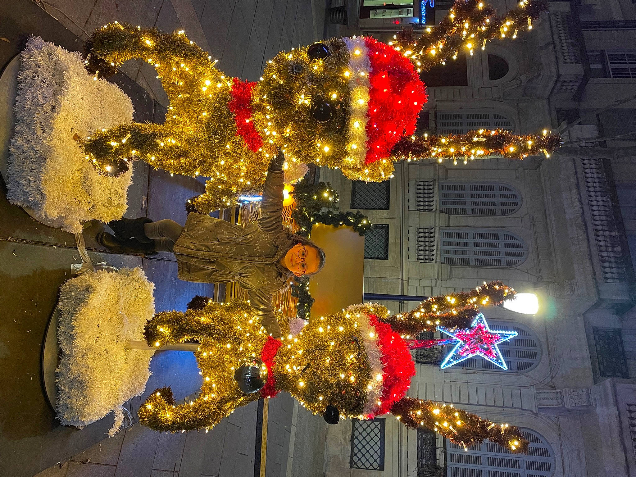 Jenna a rejoint le concours — aidez-le/la à gagner de superbes lots ! christmas, christmas_decoration, christmas_eve, christmas_lights, christmas_ornament, city, decoration, event, facade, gold, holiday, holiday_ornament, joy, light, lighting, midnight, ornament, person, red, window