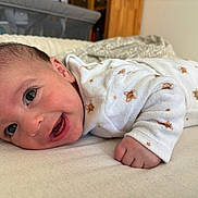Pablo a rejoint le concours — aidez-le/la à gagner de superbes lots ! baby, infant, smiling, lying_down, onesie, cute, face, hand, bed, blanket, indoors, child, newborn, happy, young, skin, portrait, cozy, soft, tummy_time
