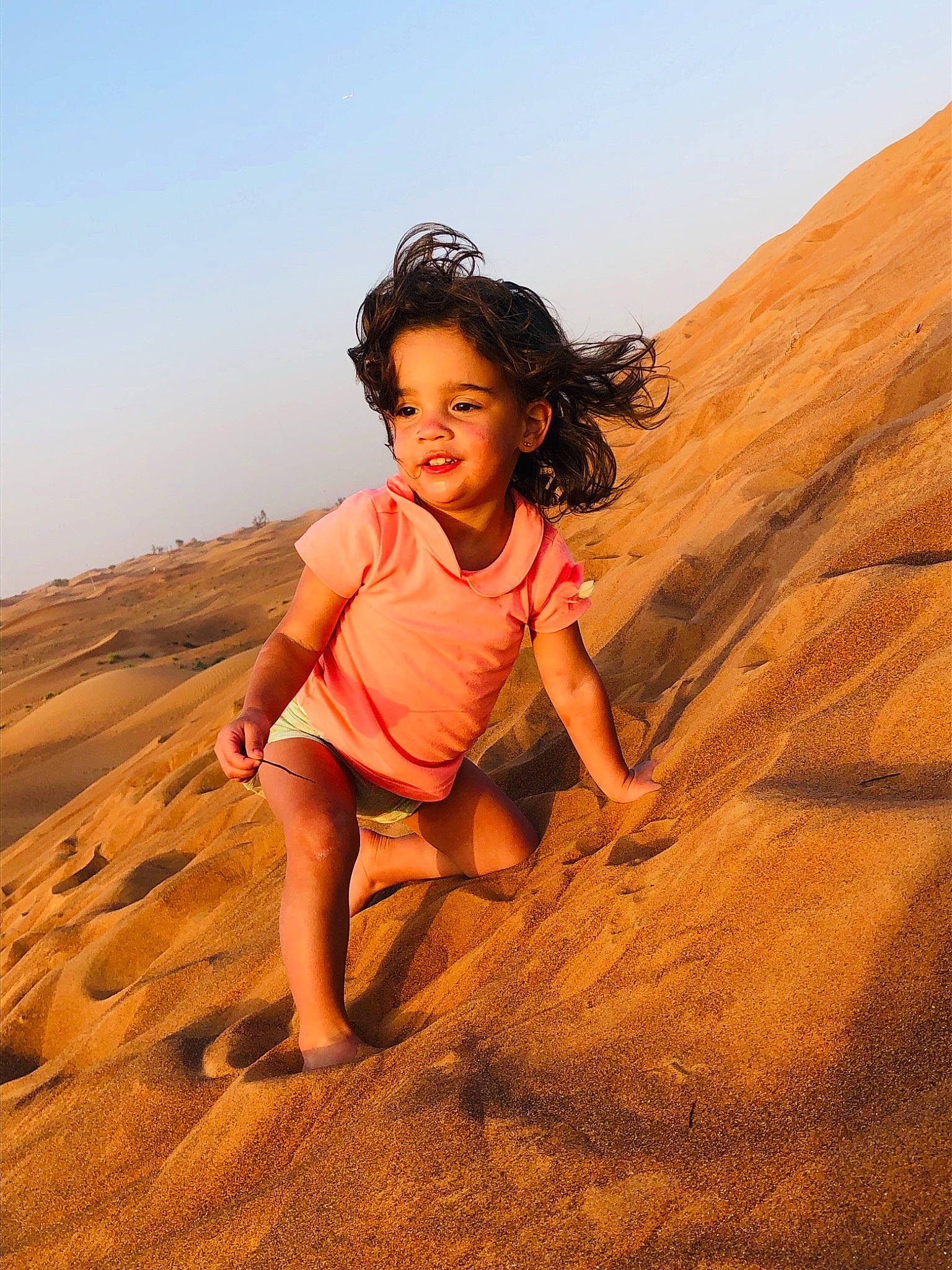 Ava a rejoint le concours — aidez-le/la à gagner de superbes lots ! aeolian_landform, dune, erg, flash_photography, fun, grass, happy, horizon, landscape, leisure, people_in_nature, person, sand, shadow, singing_sand, sky, smile, soil, sunlight, toddler