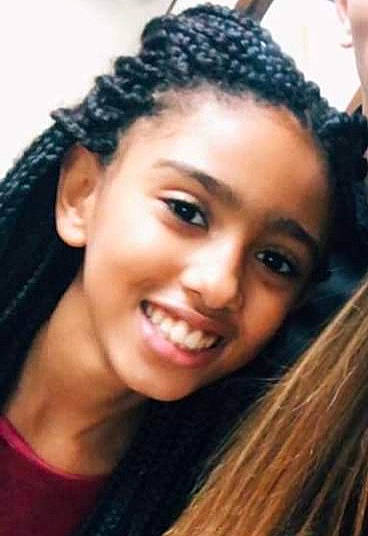 Yéleen a rejoint le concours — aidez-le/la à gagner de superbes lots ! black_hair, cheek, chin, cool, cornrows, dreadlocks, eyebrow, eyelash, flash_photography, forehead, fun, happy, jheri_curl, joy, lip, long_hair, neck, nose, person, ringlet