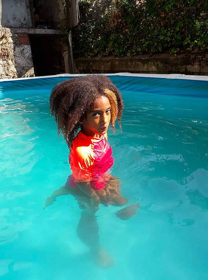 Yéleen participe au concours pour gagner de l'argent avec cette photo : aqua, azure, bathing, child, fun, hair, leisure, leisure_centre, nonbuilding_structure, person, personal_protective_equipment, plant, play, recreation, resort_town, swimming_pool, swimwear, toddler, water, water_park